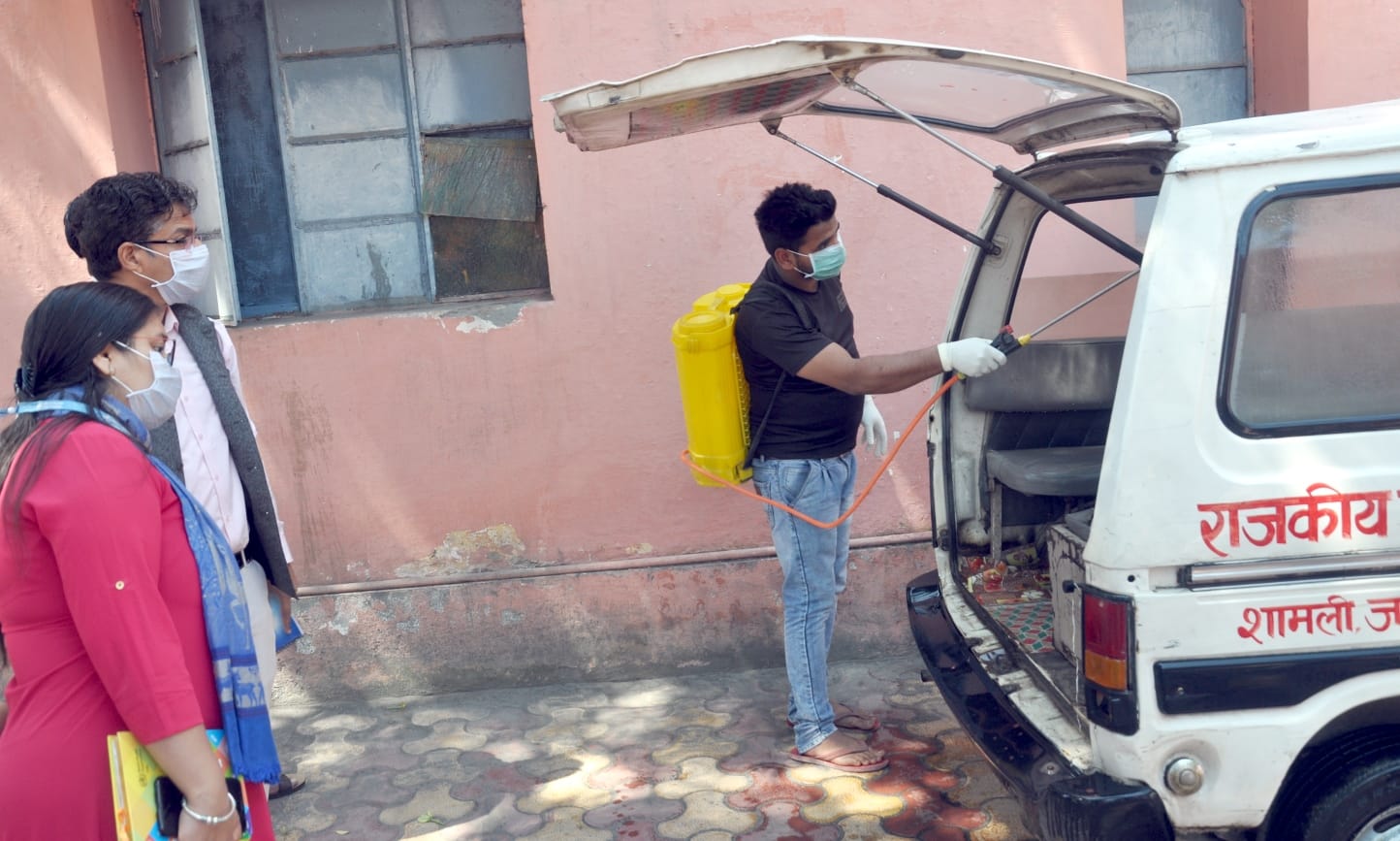 शामली सीएचसी में एम्बुलैस पर र्स्प करता कर्मचारी शामली सीएचसी में एम्बुलैस पर र्स्प करता कर्मचारी
