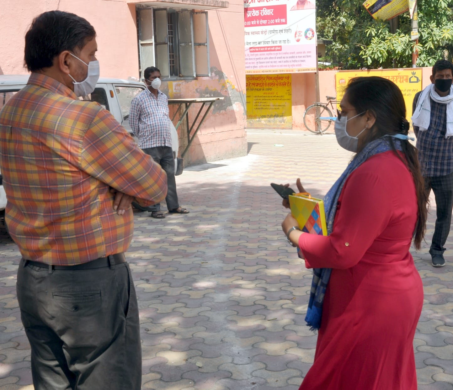 शामली सीएचसी में चिकित्सको से जानकारी लेते सीएमओ शामली सीएचसी में चिकित्सको से जानकारी लेते सीएमओ
