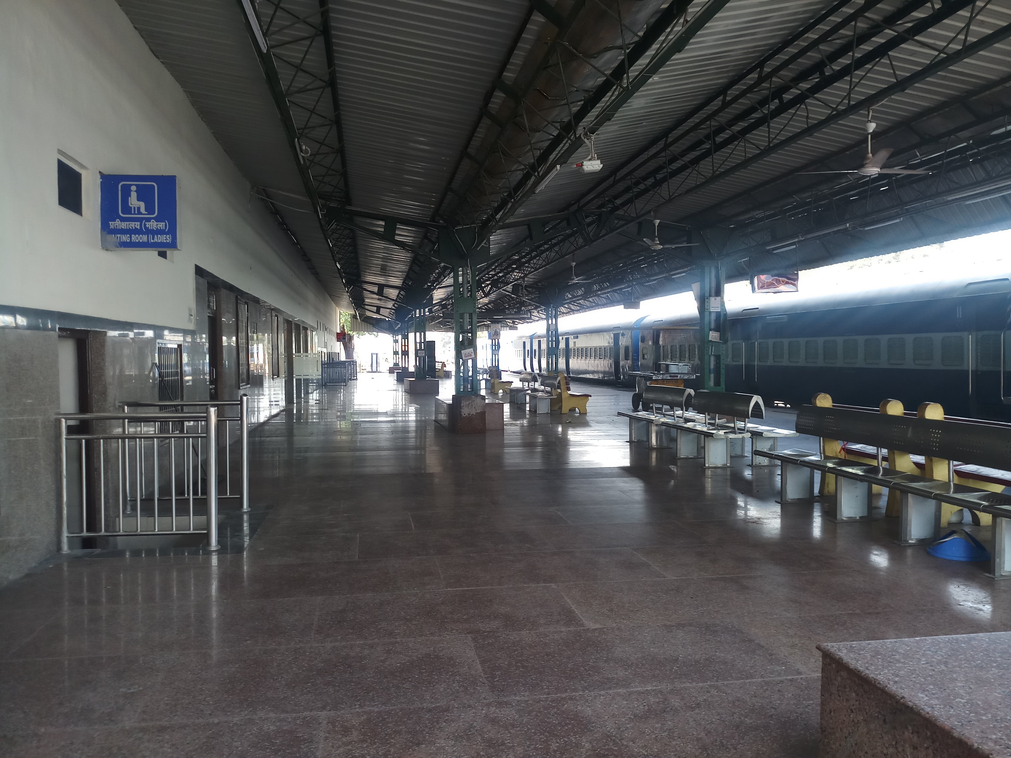जनता कर्फ्यू के कारण टनकपुर के रेलवे स्टेशन पर छाई सुनसानी।