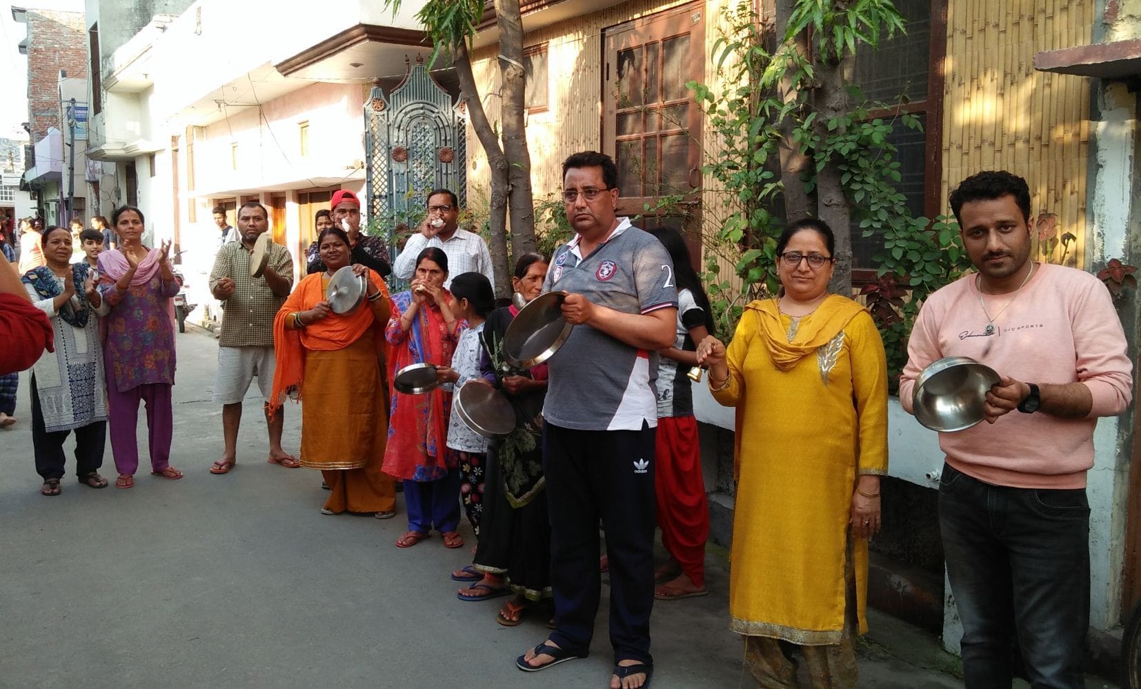 काशीपुर शिवनगर कालोनी में थाली बजाते लोग। संवाद न्यूज एजेंसी