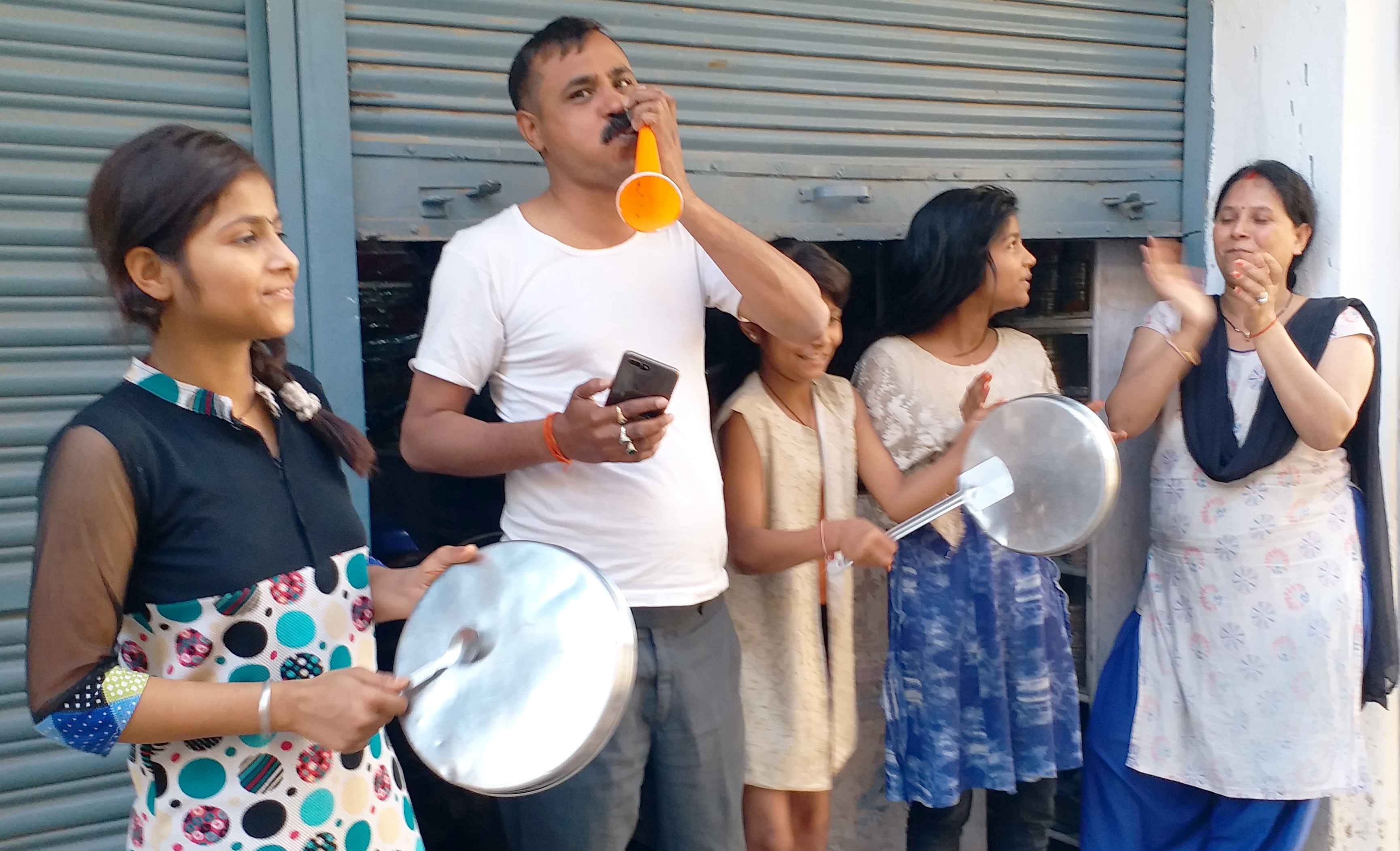 ज्ञानपुर नगर के गोयली गली में शाम पांच बजे ताली और थाली बजाते नागरिक। ज्ञानपुर नगर के गोयली गली में शाम पांच बजे ताली और थाली बजाते नागरिक।