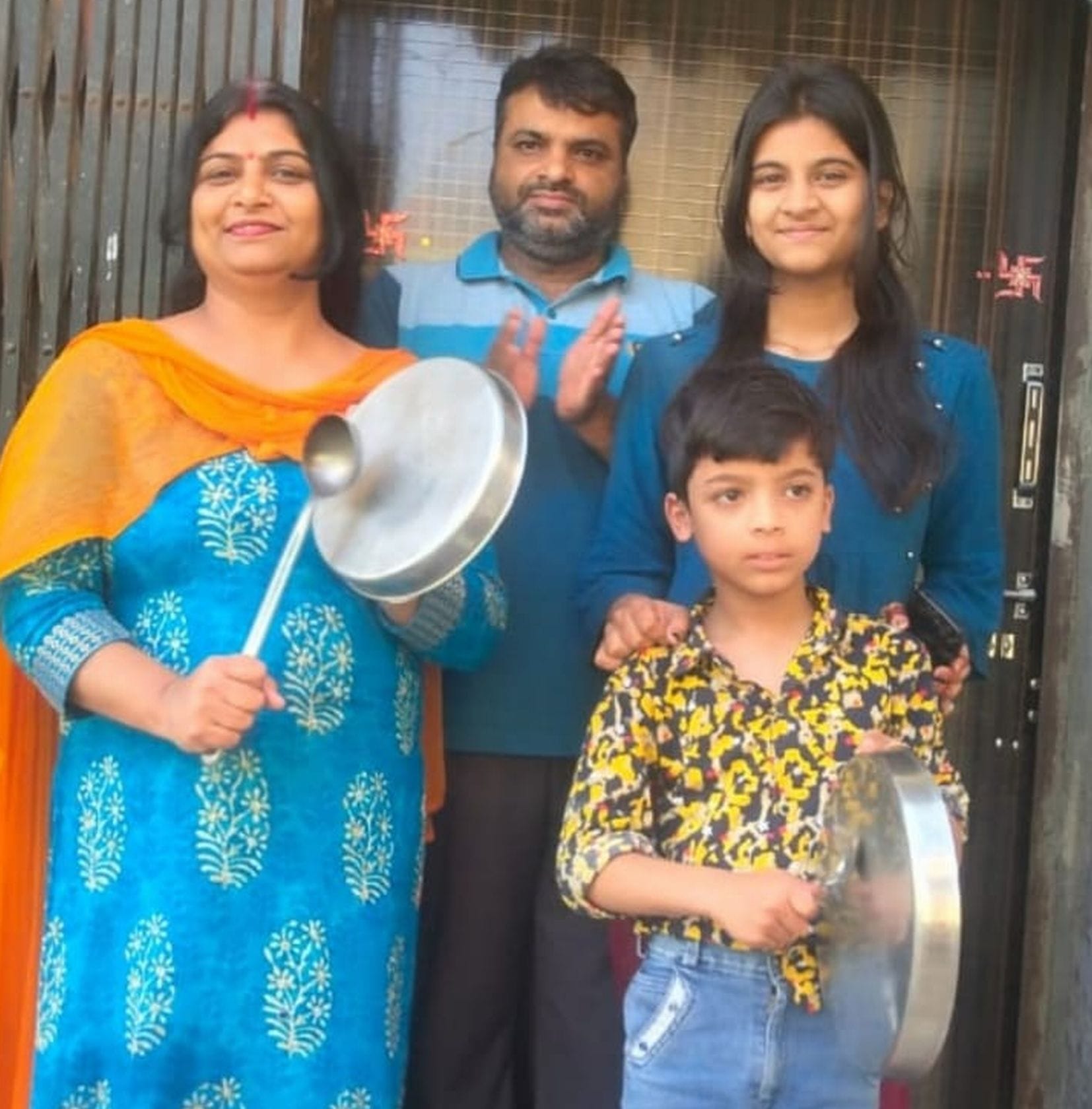 काशीपुर पक्काकोट में लोग थाली बजाते लोग।