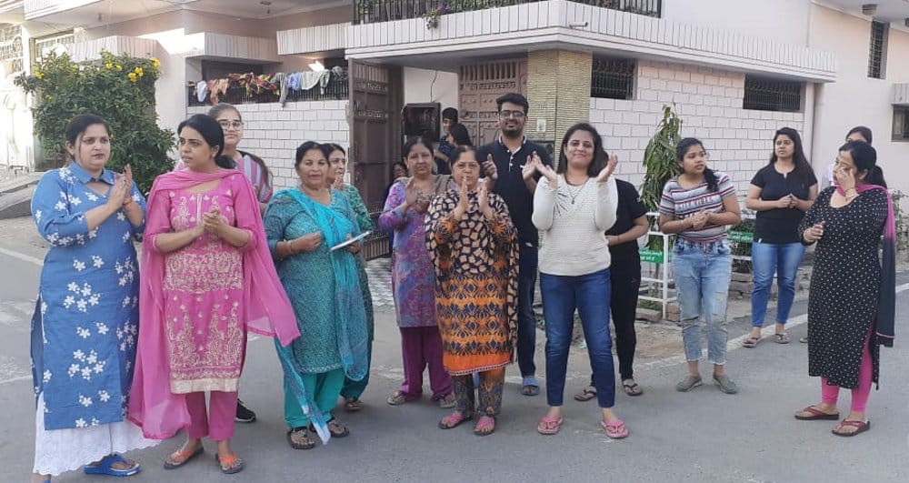 शहर की गांधी कालोनी में ताली बजाते कालोनी वासी। शहर की गांधी कालोनी में ताली बजाते कालोनी वासी।