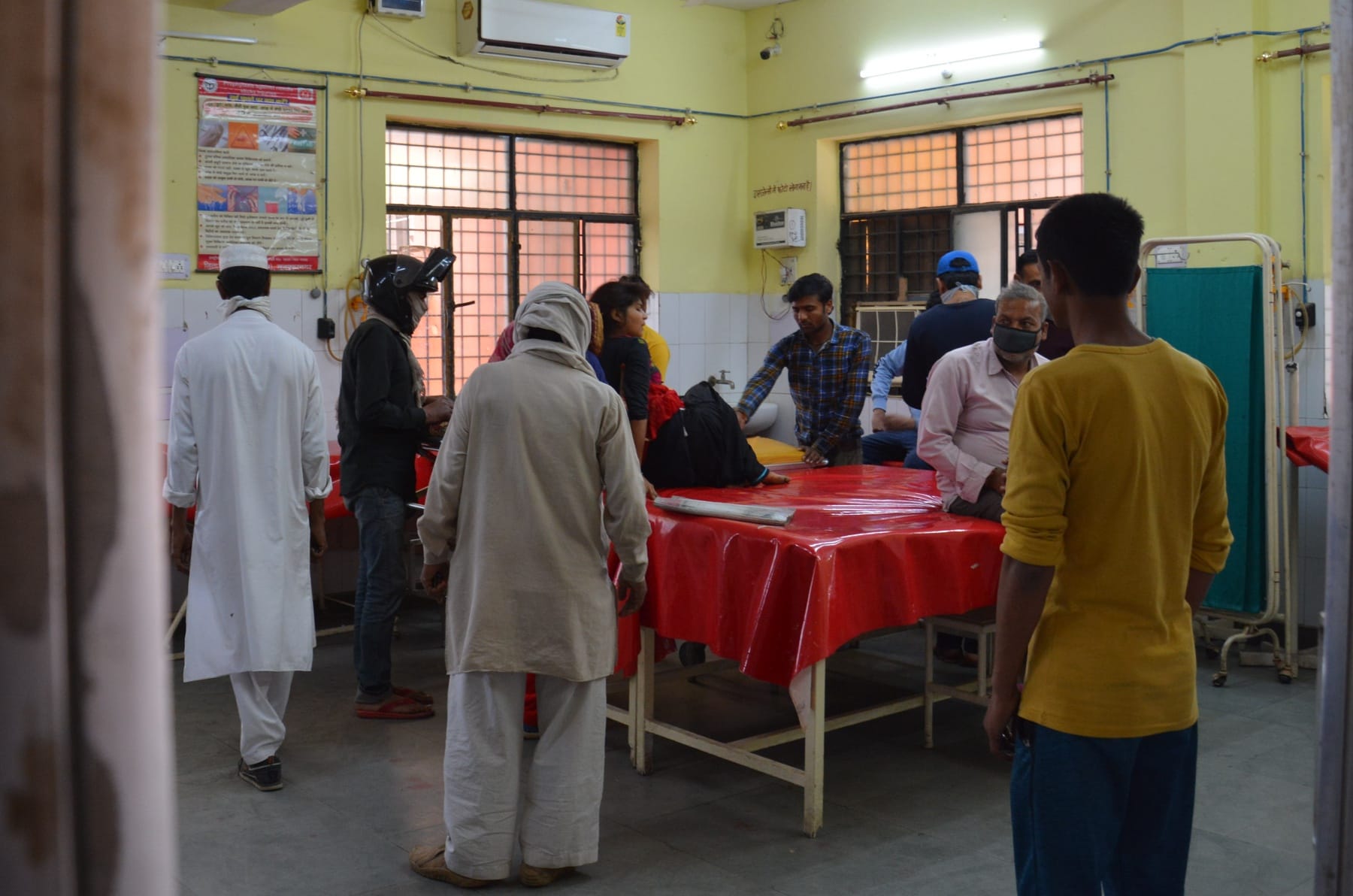 जिला चिकित्सालय की एमरजेंसी में कार्यरत स्टाफ। जिला चिकित्सालय की एमरजेंसी में कार्यरत स्टाफ।
