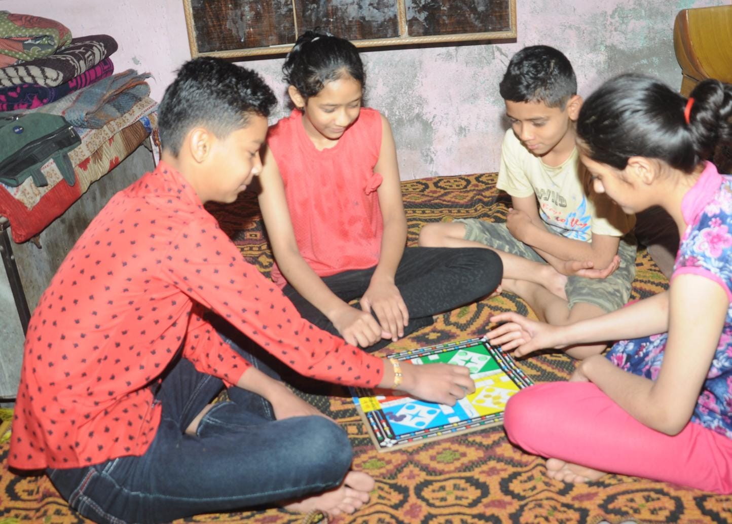 शामली जनता कर्फयू के दौरान घर में लूडो खेलते बच्चे शामली जनता कर्फयू के दौरान घर में लूडो खेलते बच्चे