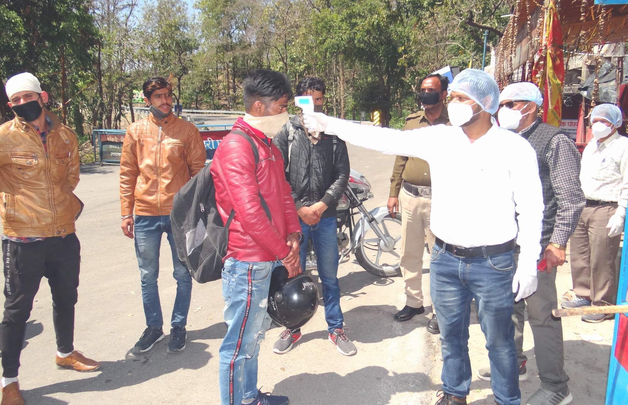 भद्रकाली में पर्वतीय क्षेत्रों को जाने वाले लोगों की थर्मल स्क्रीनिंग करते स्वास्थ्य कर्मी। भद्रकाली में पर्वतीय क्षेत्रों को जाने वाले लोगों की थर्मल स्क्रीनिंग करते स्वास्थ्य कर्मी।