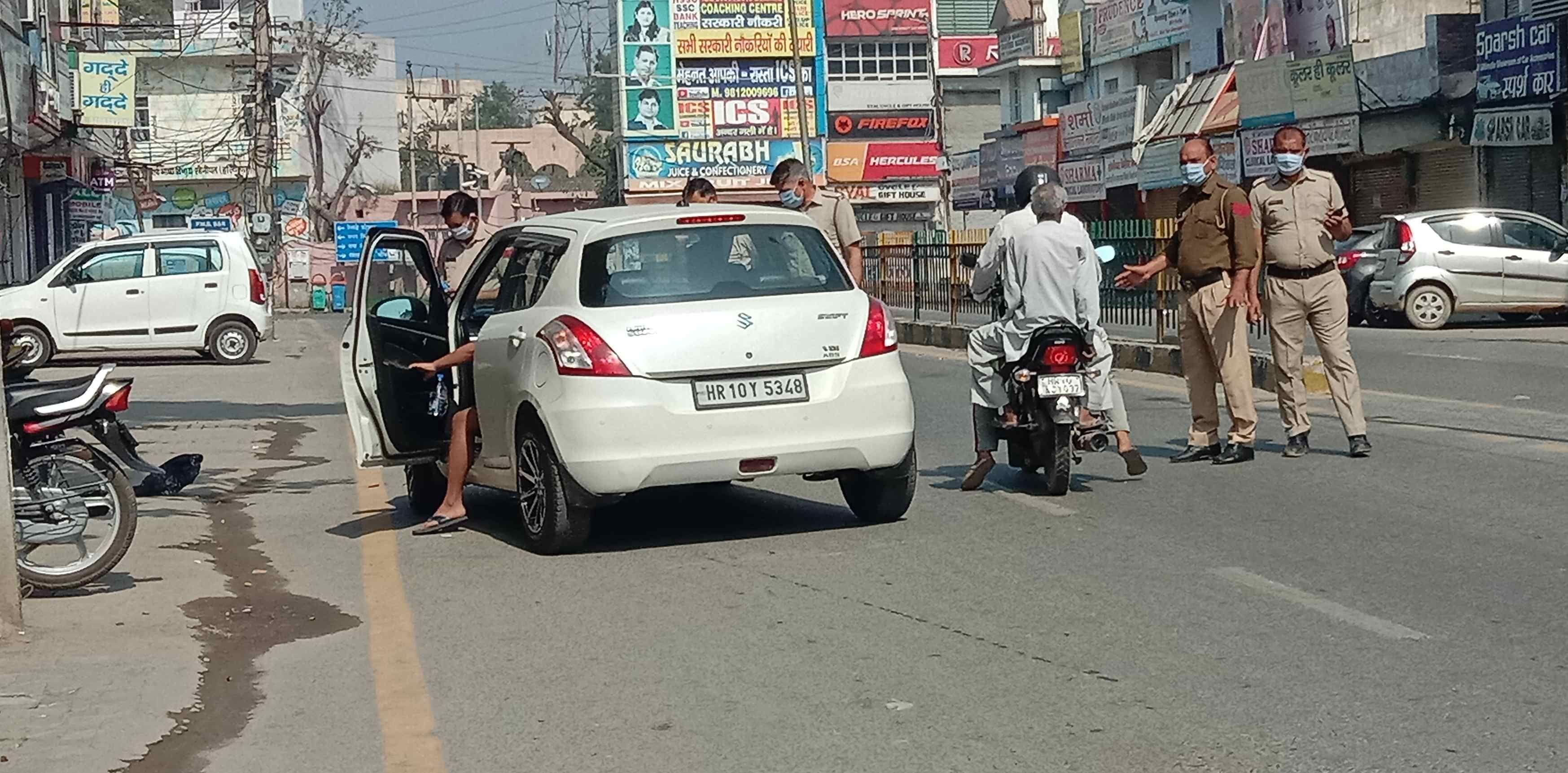 सोनीपत में सुभाष चौक के पास वाहन चालकों को रोककर जांच करती पुलिस। सोनीपत में सुभाष चौक के पास वाहन चालकों को रोककर जांच करती पुलिस।