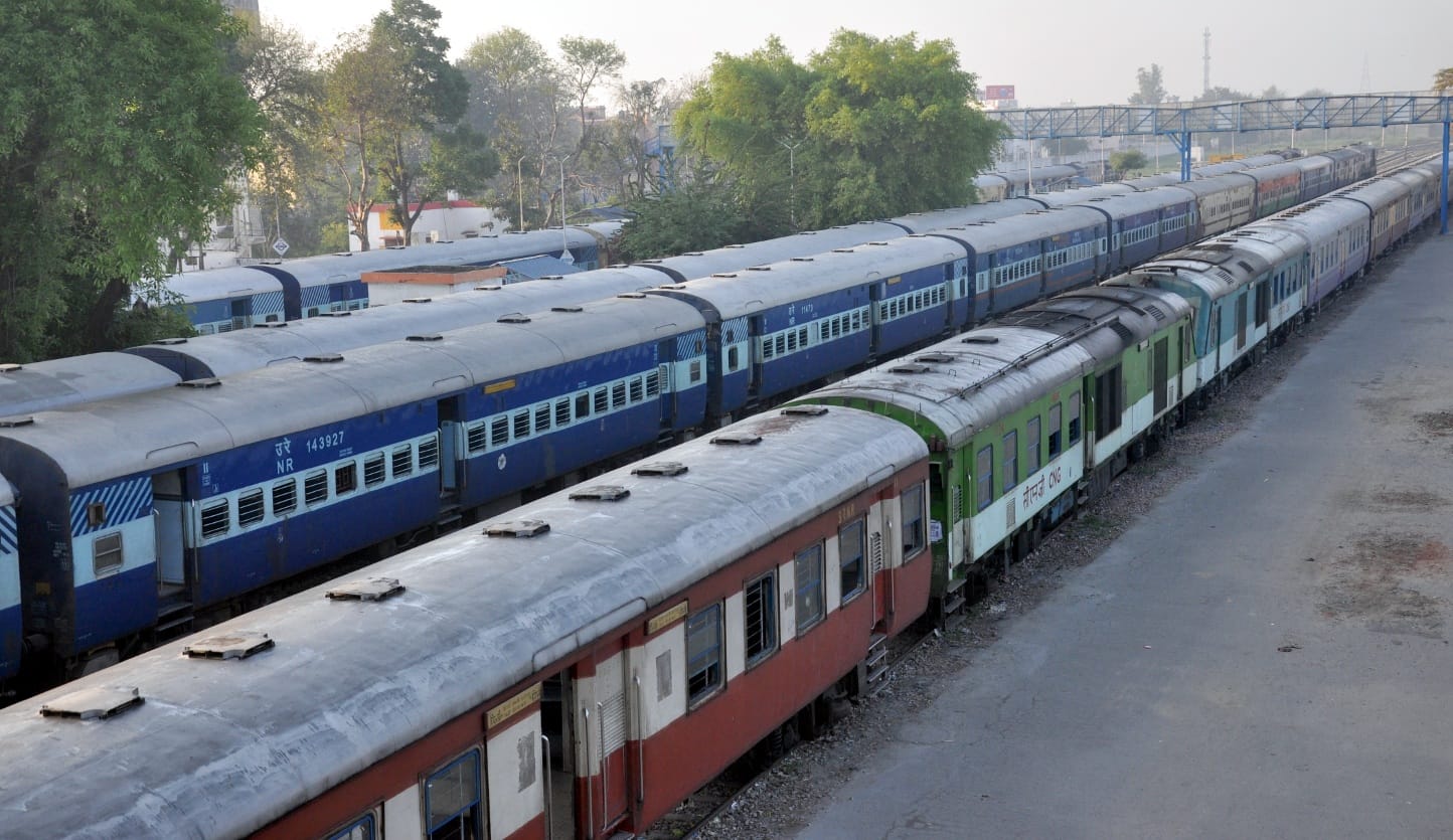शामली में रेलवे स्टेशन पर खडी ट्रेन शामली में रेलवे स्टेशन पर खडी ट्रेन