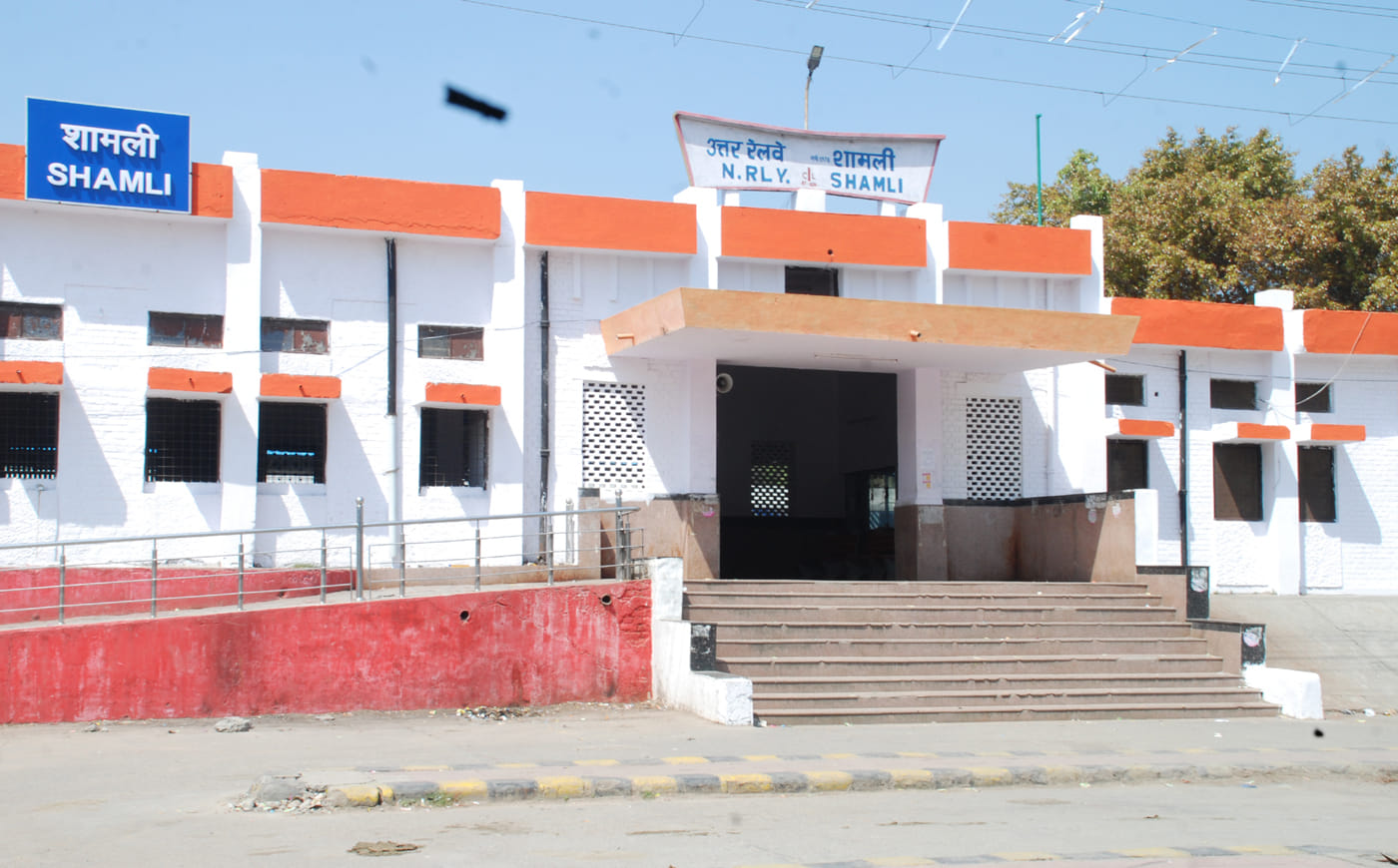 शामली में रेलवे स्टेशन पर खडी ट्रेन शामली में रेलवे स्टेशन पर खडी ट्रेन