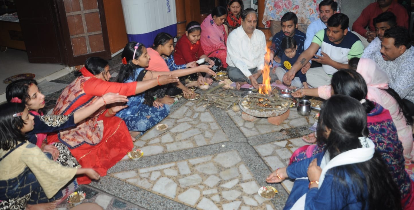 शामली घर में हवन व पुजन करती महिलाएं व बच्चे शामली घर में हवन व पुजन करती महिलाएं व बच्चे