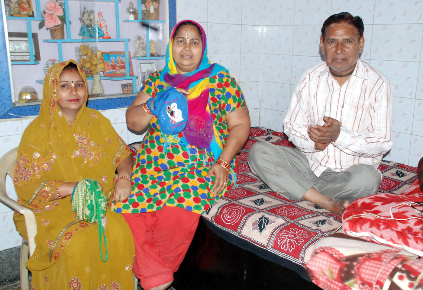 शामली में पुजन करती महिलाएं शामली में पुजन करती महिलाएं