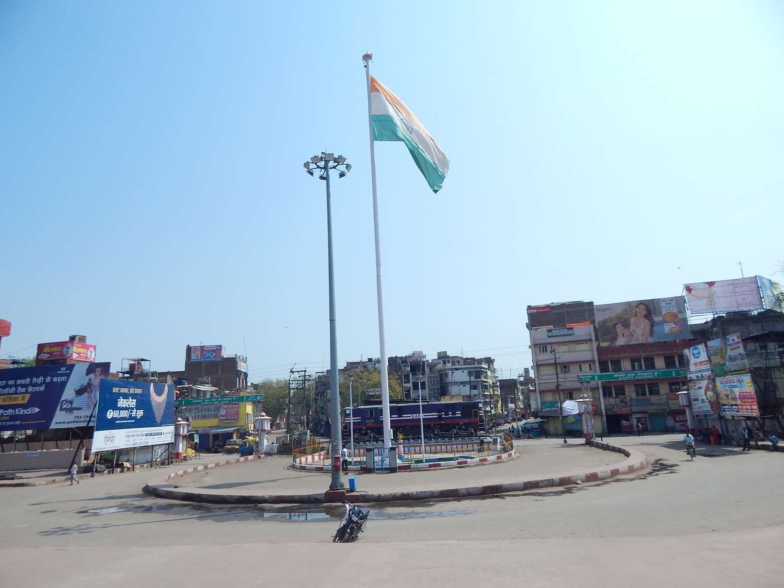 जनता कर्फ्यू के दौरान सुना पड़ा रेलवे स्टेशन परिसर। जनता कर्फ्यू के दौरान सुना पड़ा रेलवे स्टेशन परिसर।