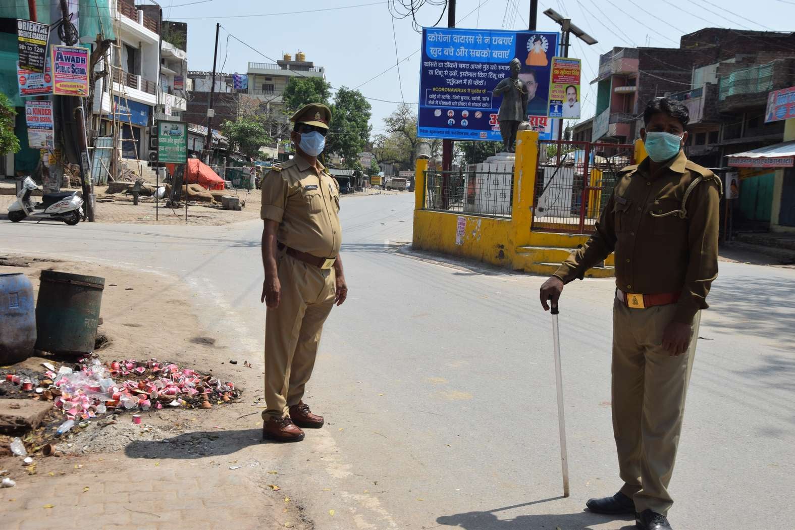 जनता कर्फ्यू के दौरान कदम चौराहा पर तैनात पुलिस के जवान। जनता कर्फ्यू के दौरान कदम चौराहा पर तैनात पुलिस के जवान।