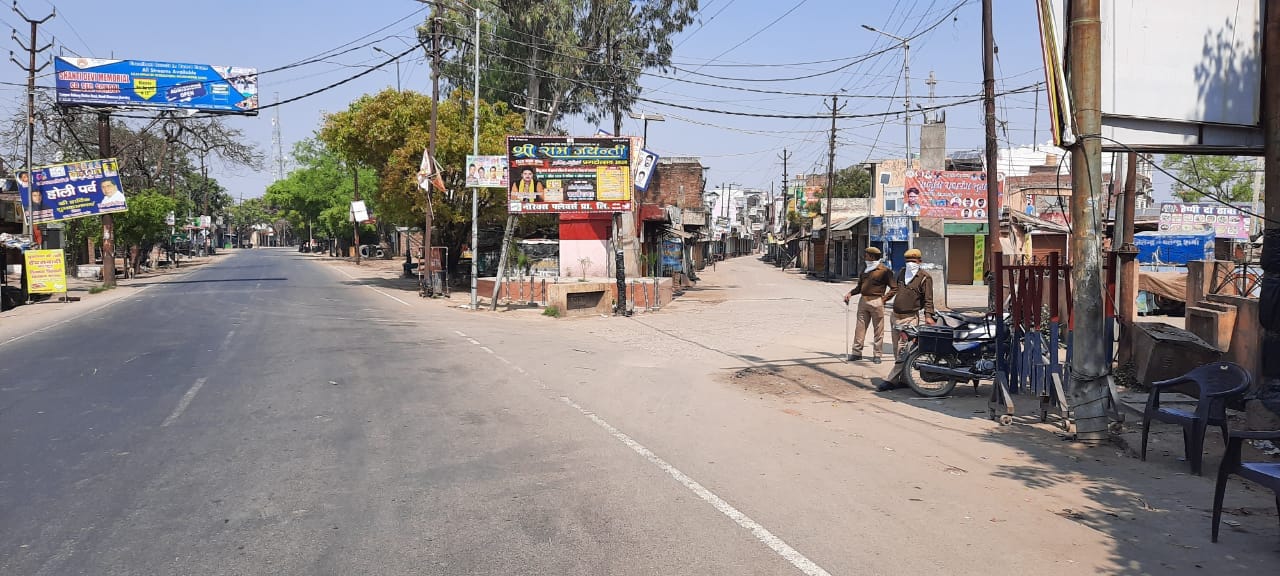 धनौरा का सार्वाधिक व्यस्त होली पार्क चौराहे पर पसरा सन्नाटा धनौरा का सार्वाधिक व्यस्त होली पार्क चौराहे पर पसरा सन्नाटा