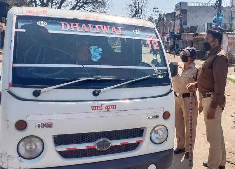 सेलाकुई बाजार में वाहन चालकों से पूछताछ करते पुलिस कर्मी। सेलाकुई बाजार में वाहन चालकों से पूछताछ करते पुलिस कर्मी।