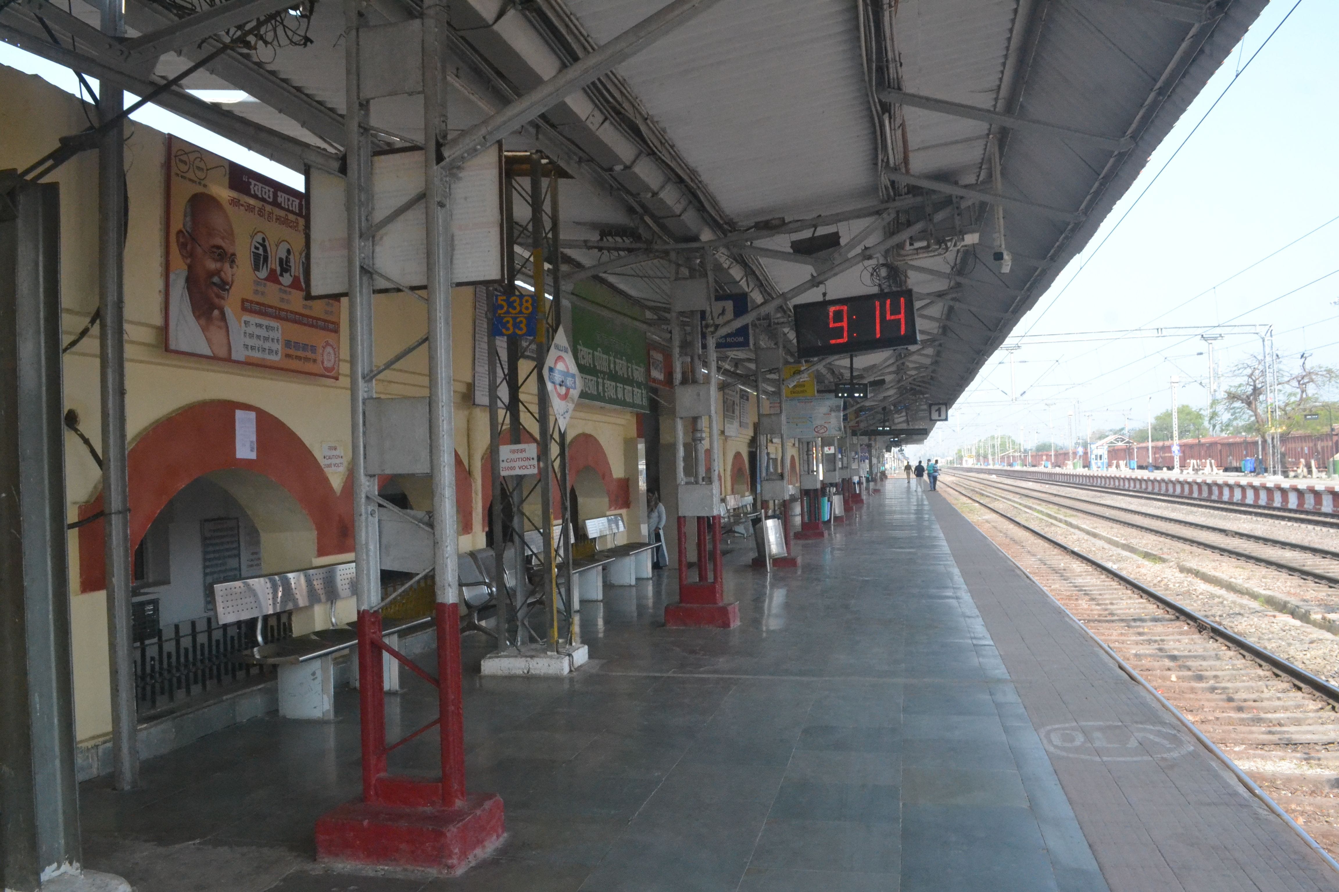 खलीलाबाद रेलवे स्टेशन पर रहा सन्नाटा ।