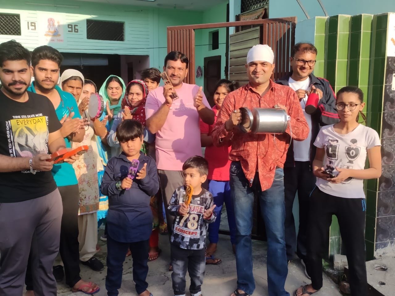 सोनीपत की हाउसिंग बोर्ड कालोनी में सम्मान प्रकट करते लोग। सोनीपत की हाउसिंग बोर्ड कालोनी में सम्मान प्रकट करते लोग।