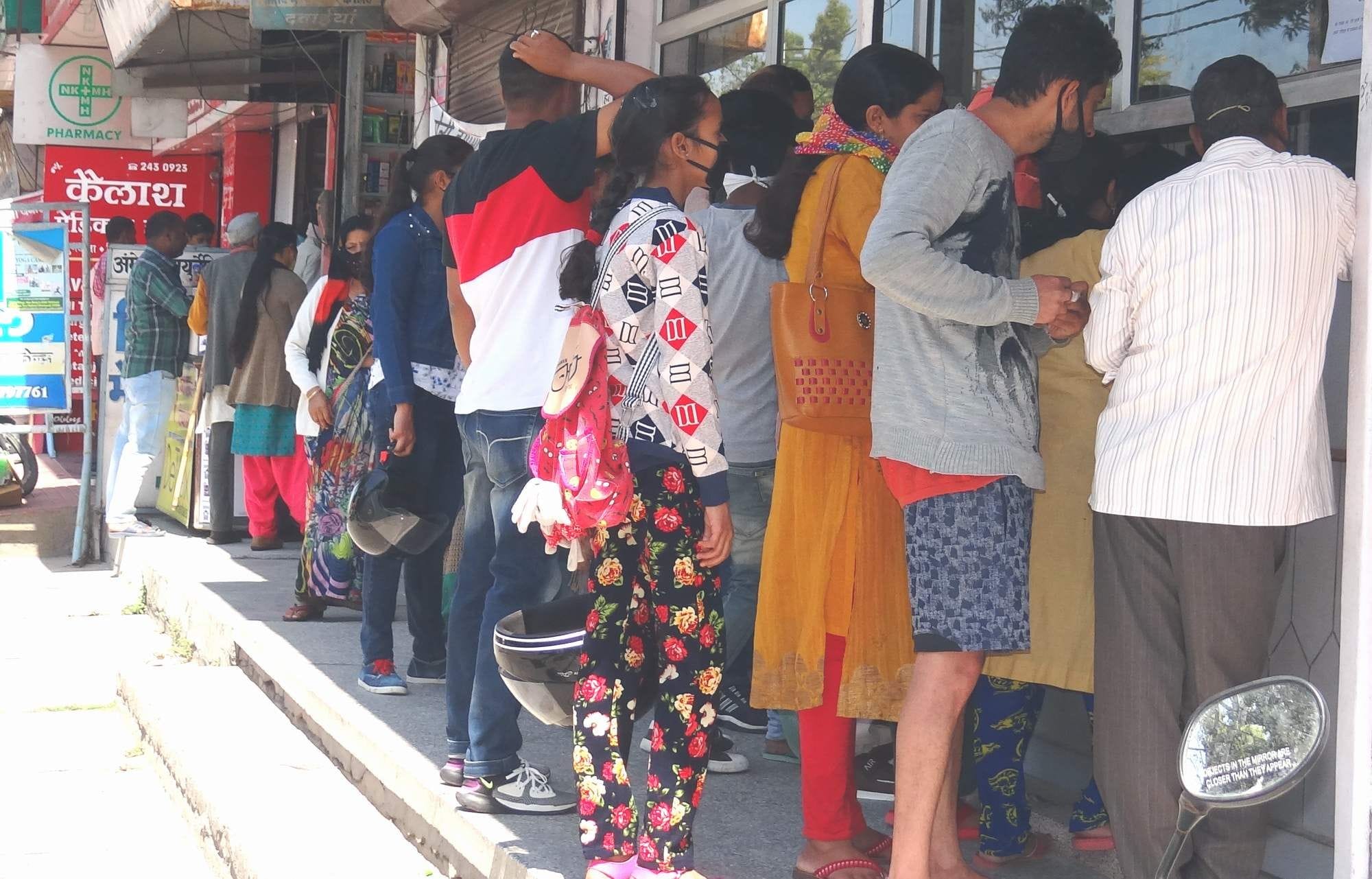 दोपहर 12 बजे देहरादून मार्ग स्थित मेडिकल स्टोर पर आवश्यक सेवा के उमड़ी भीड़।