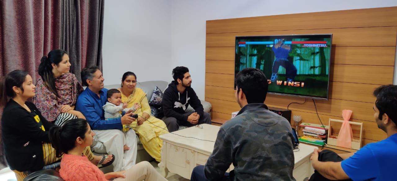 जनता कर्फ्यू के दौरान अंबाला रोड स्थित गत्ता मिल कॉलोनी में अपने आवास पर परिवार के संग टीवी देखते जनता कर्फ्यू के दौरान अंबाला रोड स्थित गत्ता मिल कॉलोनी में अपने आवास पर परिवार के संग टीवी देखते