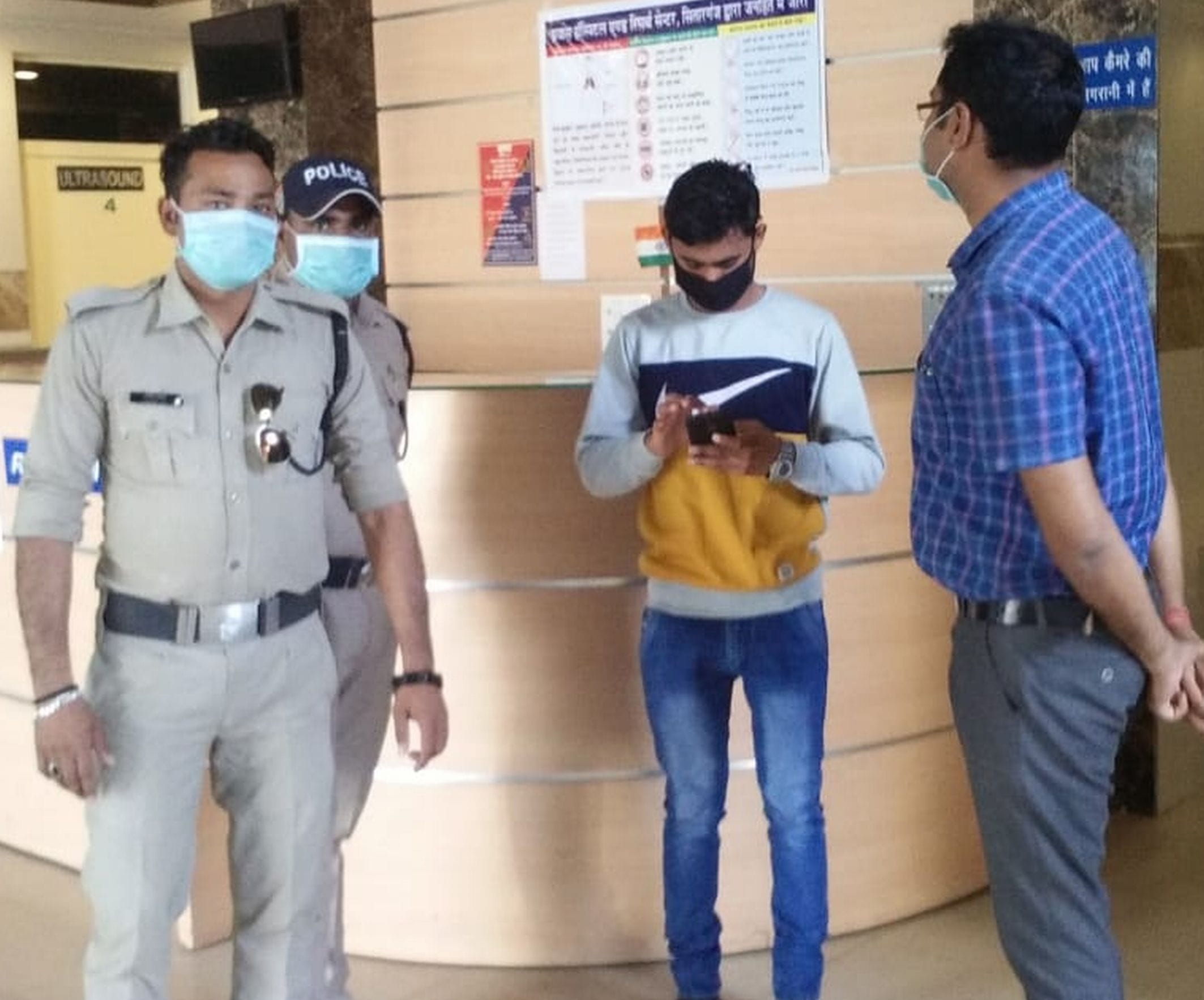सितारगंज प्रयास अस्पताल का निरीक्षण करते एसडीएम गौरव कुमार। सितारगंज प्रयास अस्पताल का निरीक्षण करते एसडीएम गौरव कुमार।