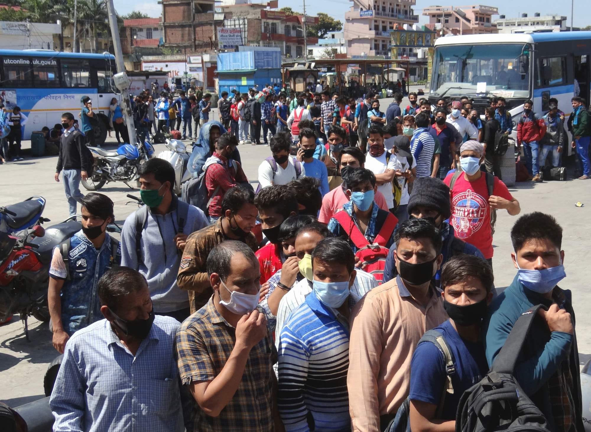 बस अड्डे पर पहाड़ी रूटों पर जाने वालों की लगी भीड़।