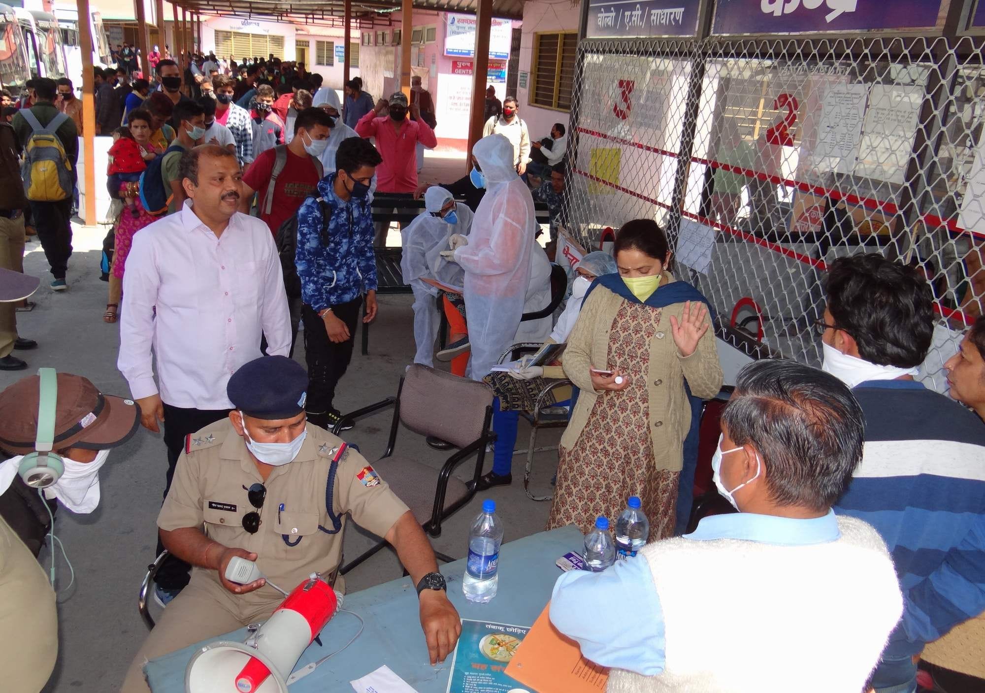 बस अड्डे पर तैनात परिवहन विभाग और पुलिस की टीम।