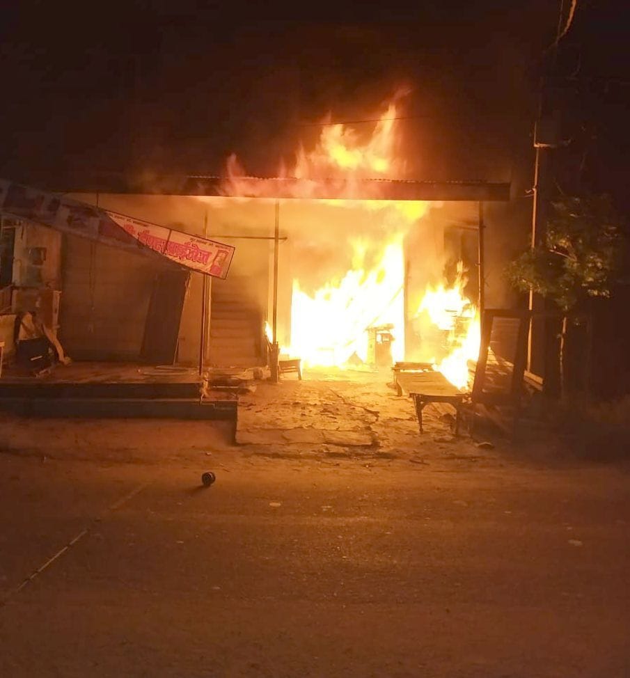 बाजपुर में लकड़ी कारखाने में निकलती आग की लपटें। संवाद बाजपुर में लकड़ी कारखाने में निकलती आग की लपटें। संवाद