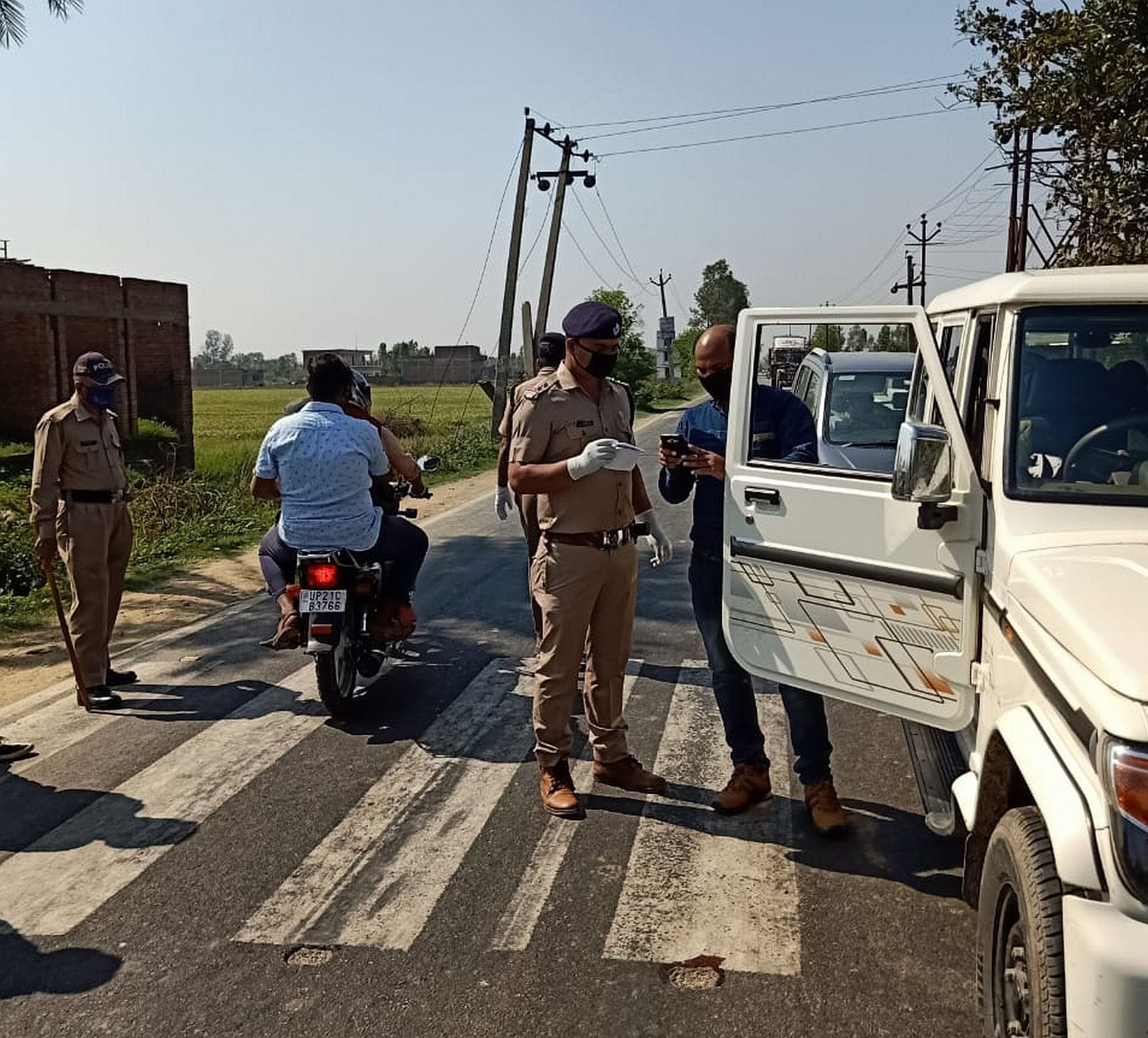 काशीपुर में बॉडर पर चेकिंग करती पुलिस। काशीपुर में बॉडर पर चेकिंग करती पुलिस।