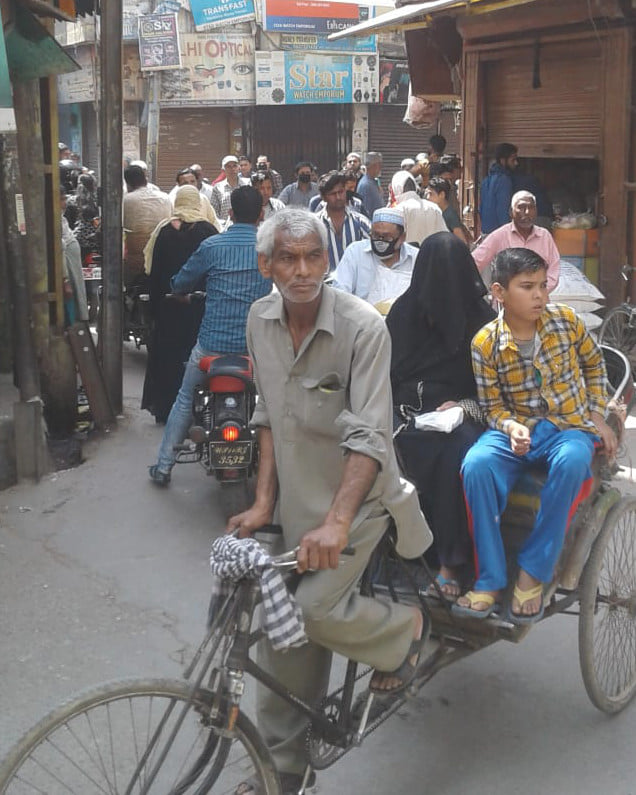 मेन बाजार तिराहे पर दोपहर में लगा जाम मेन बाजार तिराहे पर दोपहर में लगा जाम