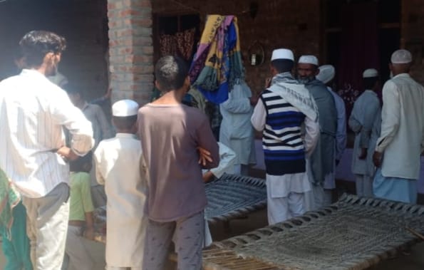 सददूक की मौत के बाद उसके घर जमा ग्रामीण की भीड़ सददूक की मौत के बाद उसके घर जमा ग्रामीण की भीड़