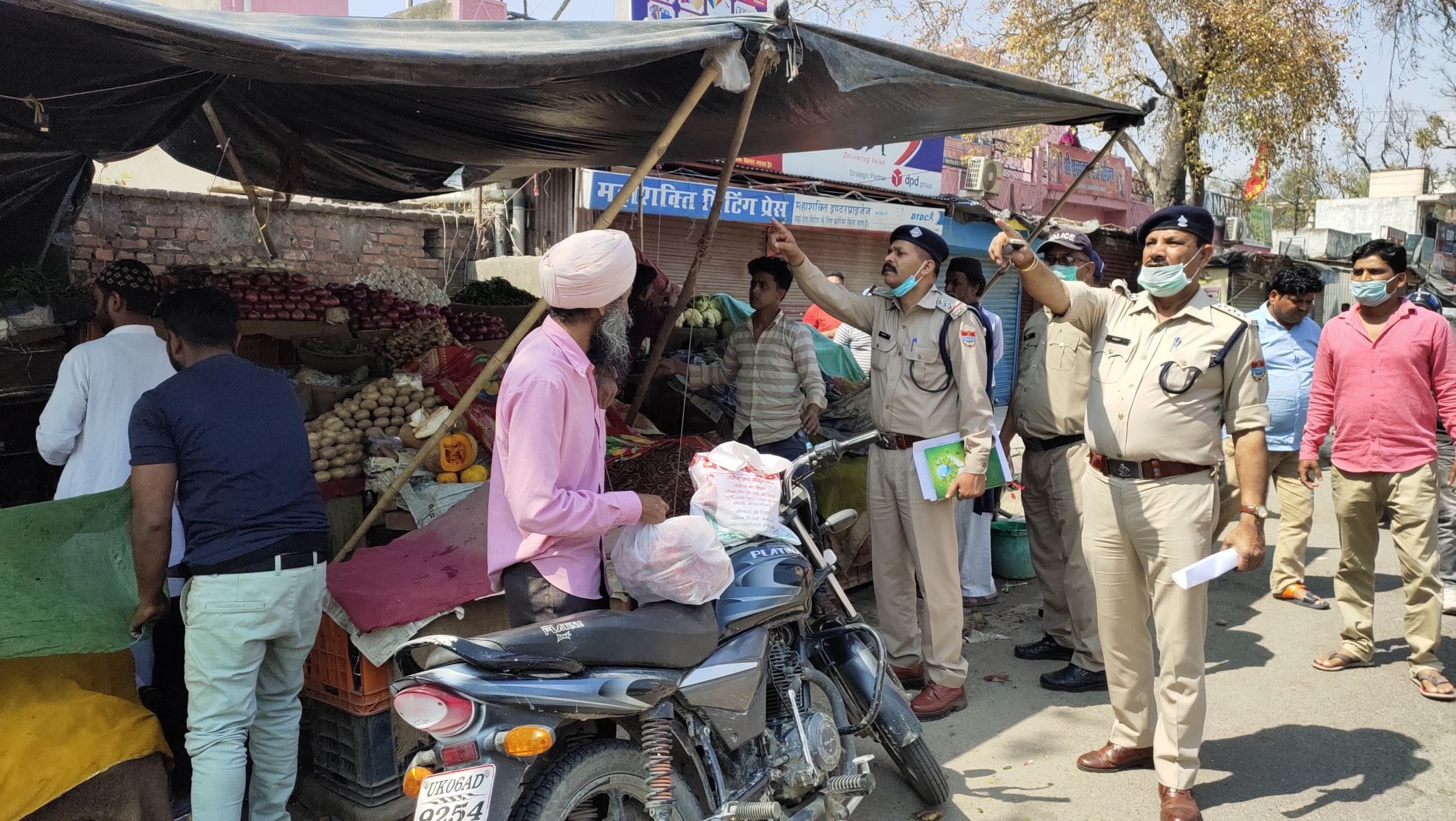 सितारगंज में दोपहर एक बजे सब्जी के फड़ बंद कराते सीओ सुरजीत कुमार। सितारगंज में दोपहर एक बजे सब्जी के फड़ बंद कराते सीओ सुरजीत कुमार।