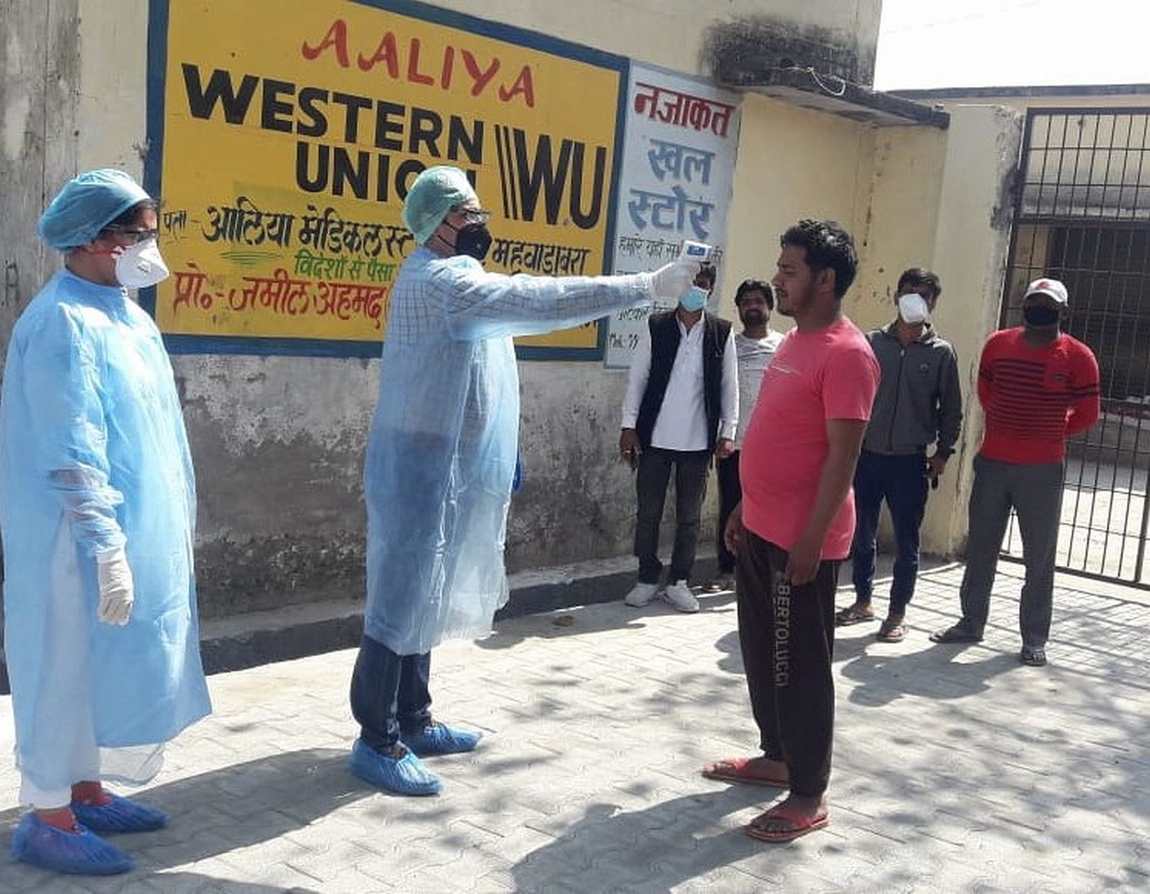 जसपुर में एक व्यक्ति की जांच करती डॉक्टर टीम। जसपुर में एक व्यक्ति की जांच करती डॉक्टर टीम।