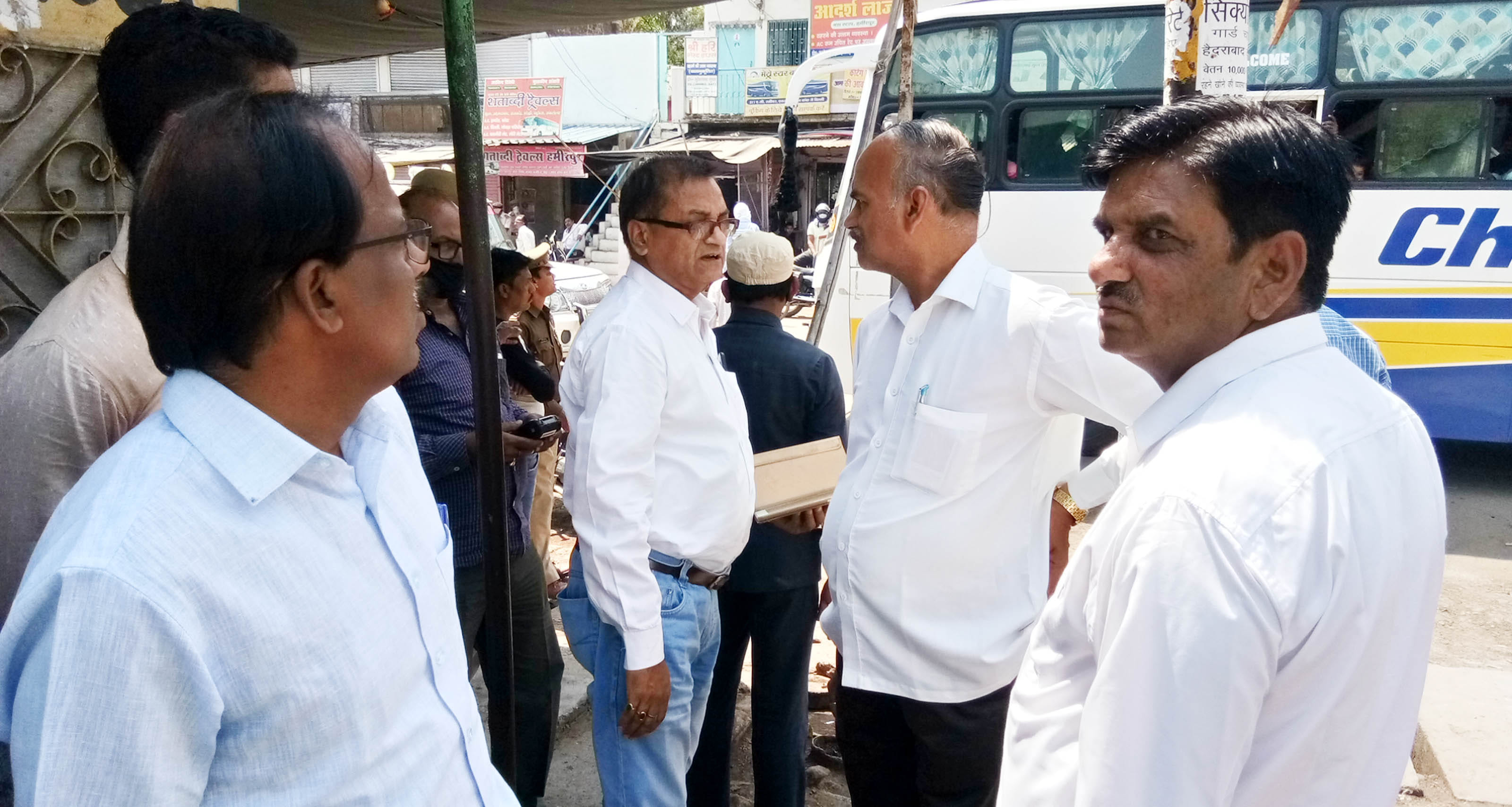 प्राइवेट बस का चालान करते एआरटीओ व मौके पर मौजूद एसडीएम व एआरएम।