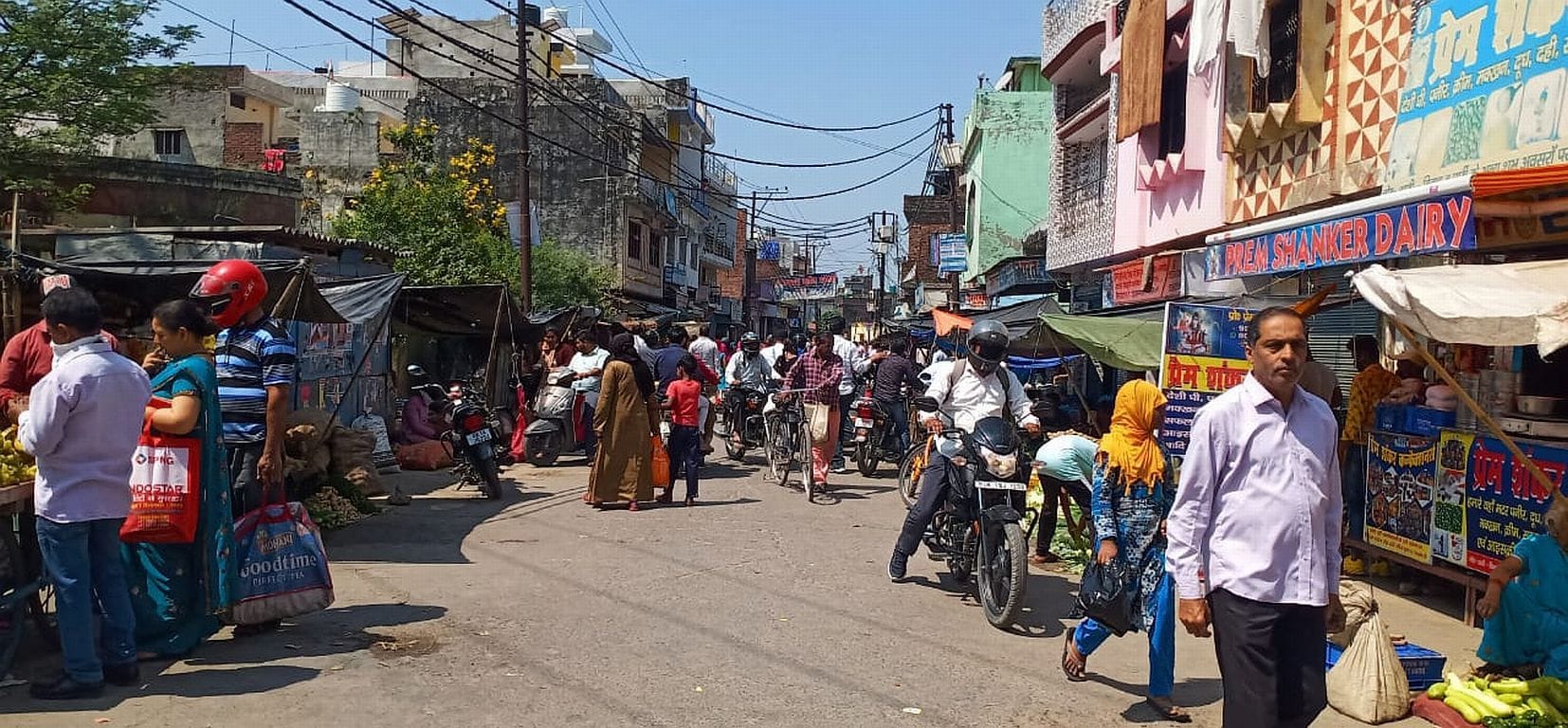 काशीपुर नई सब्जी मंडी लगी भीड़। काशीपुर नई सब्जी मंडी लगी भीड़।