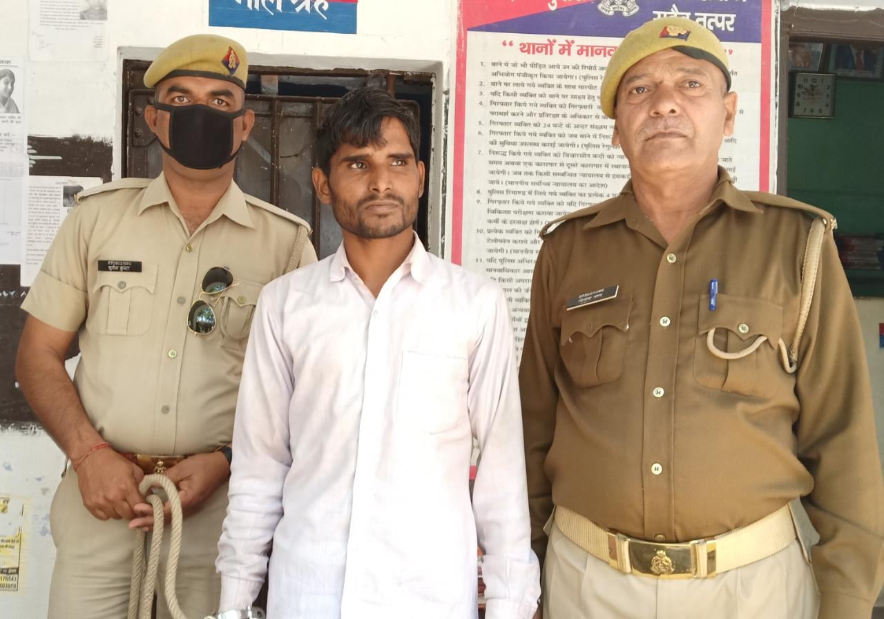 रामपुर मनिहारान पुलिस गिरफ्त में अफवाह फैलाने वाला युवक। रामपुर मनिहारान पुलिस गिरफ्त में अफवाह फैलाने वाला युवक।