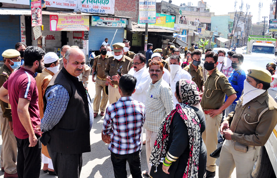 पुराने चिलकाना अड़डे जनता कर्फ्यू के दुसरे दिन वाहनो पर घूम रही जनता को रोके जाने पर हंगामा करते ? पुराने चिलकाना अड़डे जनता कर्फ्यू के दुसरे दिन वाहनो पर घूम रही जनता को रोके जाने पर हंगामा करते ?