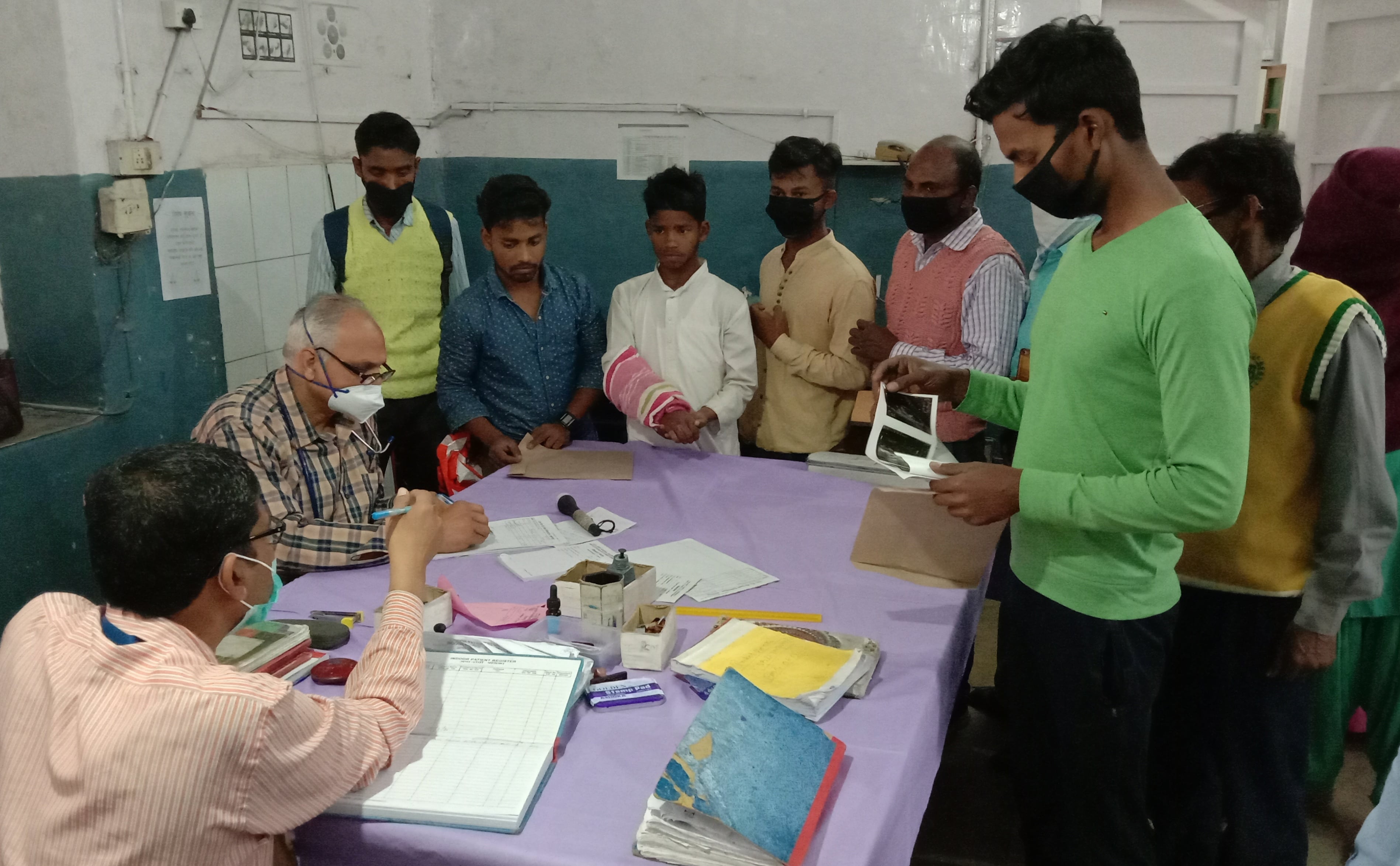जिला अस्पताल की इमरजेंसी में जांच के लिए पहुंचे मरीज। जिला अस्पताल की इमरजेंसी में जांच के लिए पहुंचे मरीज।