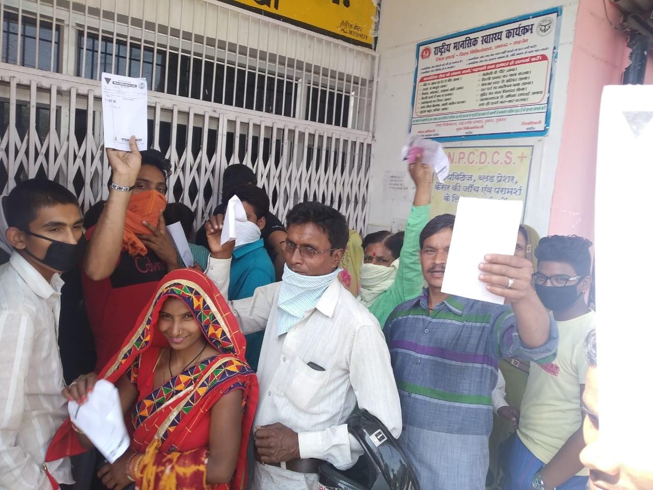 जिला अस्पताल में डॉक्टर न होने से नाराजगी व्यक्त करते मरीज जिला अस्पताल में डॉक्टर न होने से नाराजगी व्यक्त करते मरीज