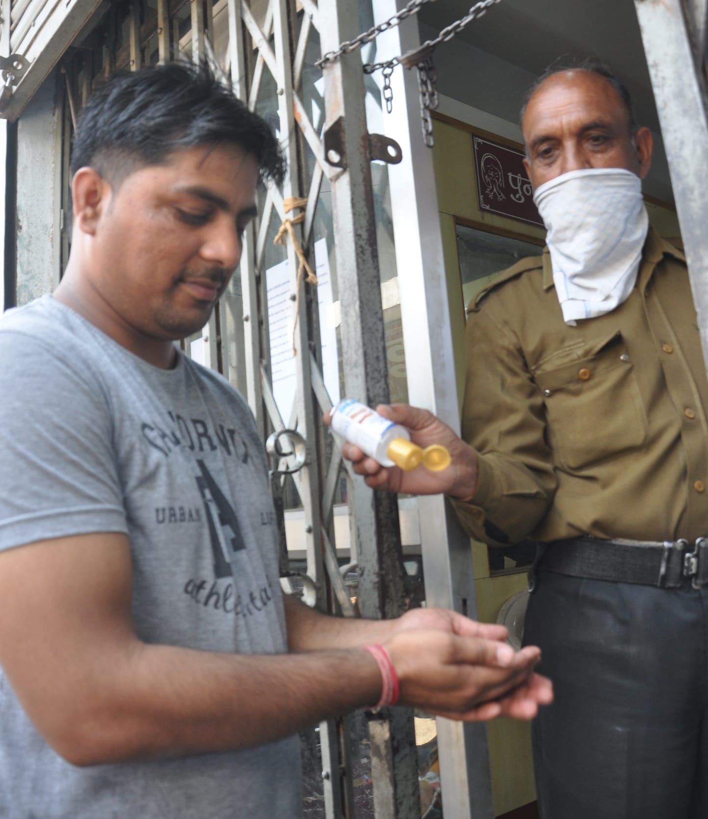 शामली के ग्रामीण बैंक में सैनिटाइजर से ग्राहक का हाथ साफ करवाता गार्ड। शामली के ग्रामीण बैंक में सैनिटाइजर से ग्राहक का हाथ साफ करवाता गार्ड।