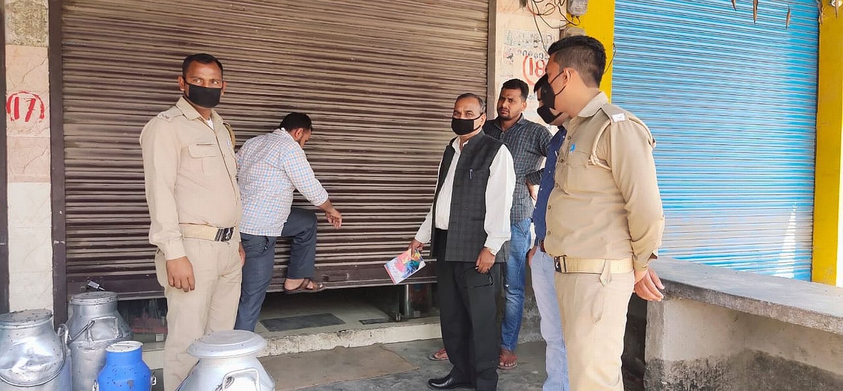 सुल्तानपुर पट्टी में दुकाने बंद कराते तहसीलदार। सुल्तानपुर पट्टी में दुकाने बंद कराते तहसीलदार।