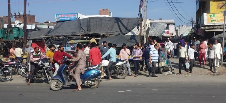 सहारनपुर। छुटमलपुर की सब्जी मंडी में खरीदारी को उमड़े लोग सहारनपुर। छुटमलपुर की सब्जी मंडी में खरीदारी को उमड़े लोग