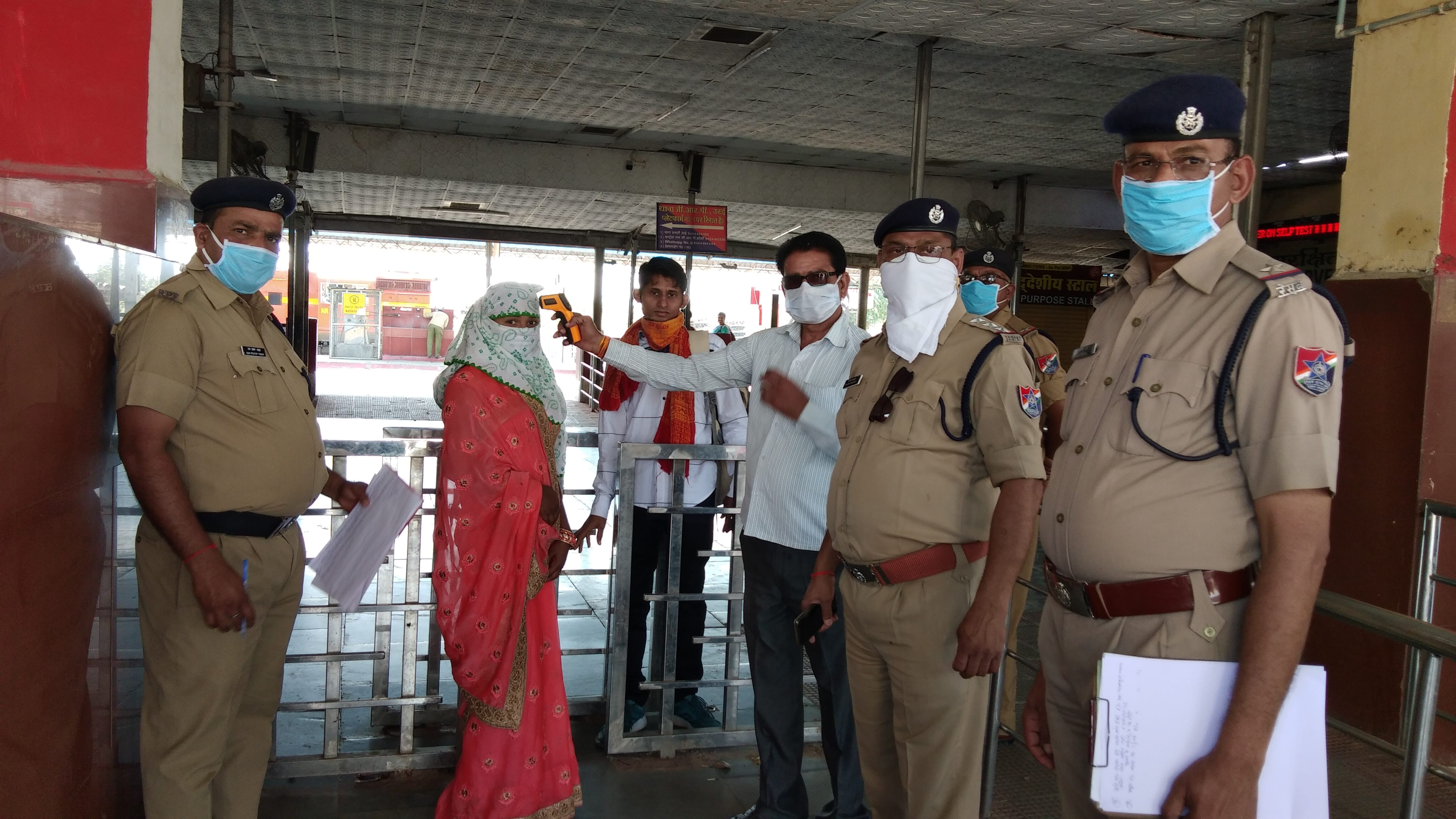 स्वास्थ्य विभाग की टीम रेलवे स्टेशन गेट पर यात्रियों का चेकप करती हुई। स्वास्थ्य विभाग की टीम रेलवे स्टेशन गेट पर यात्रियों का चेकप करती हुई।