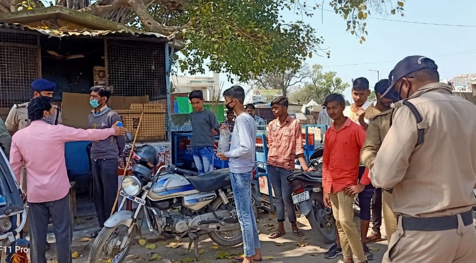 कलियर में पीपल चौक पर घूम रहे युवकों का चालान काटती पुलिस। कलियर में पीपल चौक पर घूम रहे युवकों का चालान काटती पुलिस।