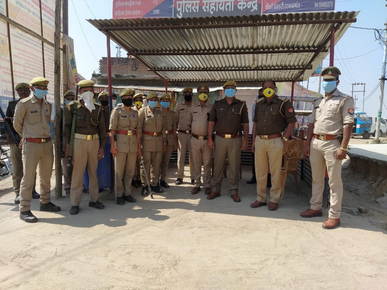 कालपी स्टेशन पर महिला यात्रियों की जांच करती पुलिस टीम कालपी स्टेशन पर महिला यात्रियों की जांच करती पुलिस टीम