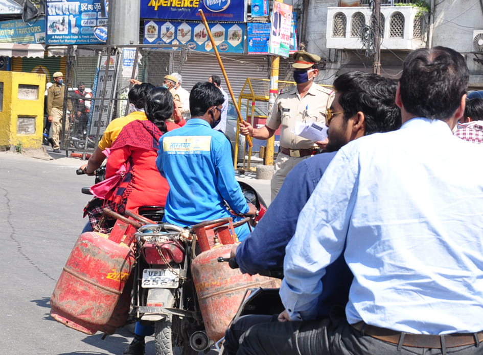 जनता कर्फ्यू के दुसरे दिन वाहनो पर घूम रही जनता को रोक कर वापिस लौटाती पुलिस जनता कर्फ्यू के दुसरे दिन वाहनो पर घूम रही जनता को रोक कर वापिस लौटाती पुलिस