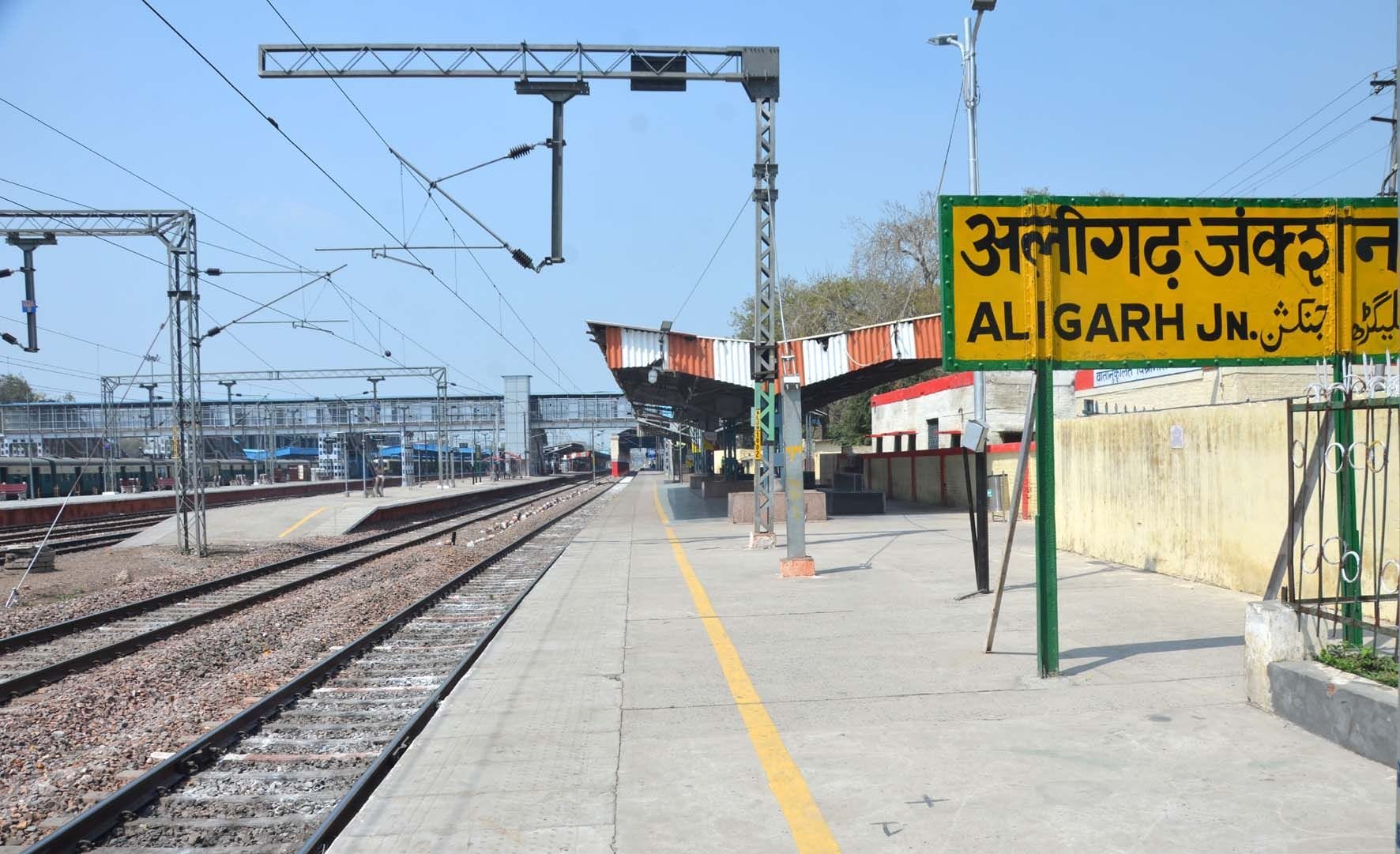 रेलवे स्टेशन पर पसरा सन्नाटा। रेलवे स्टेशन पर पसरा सन्नाटा।