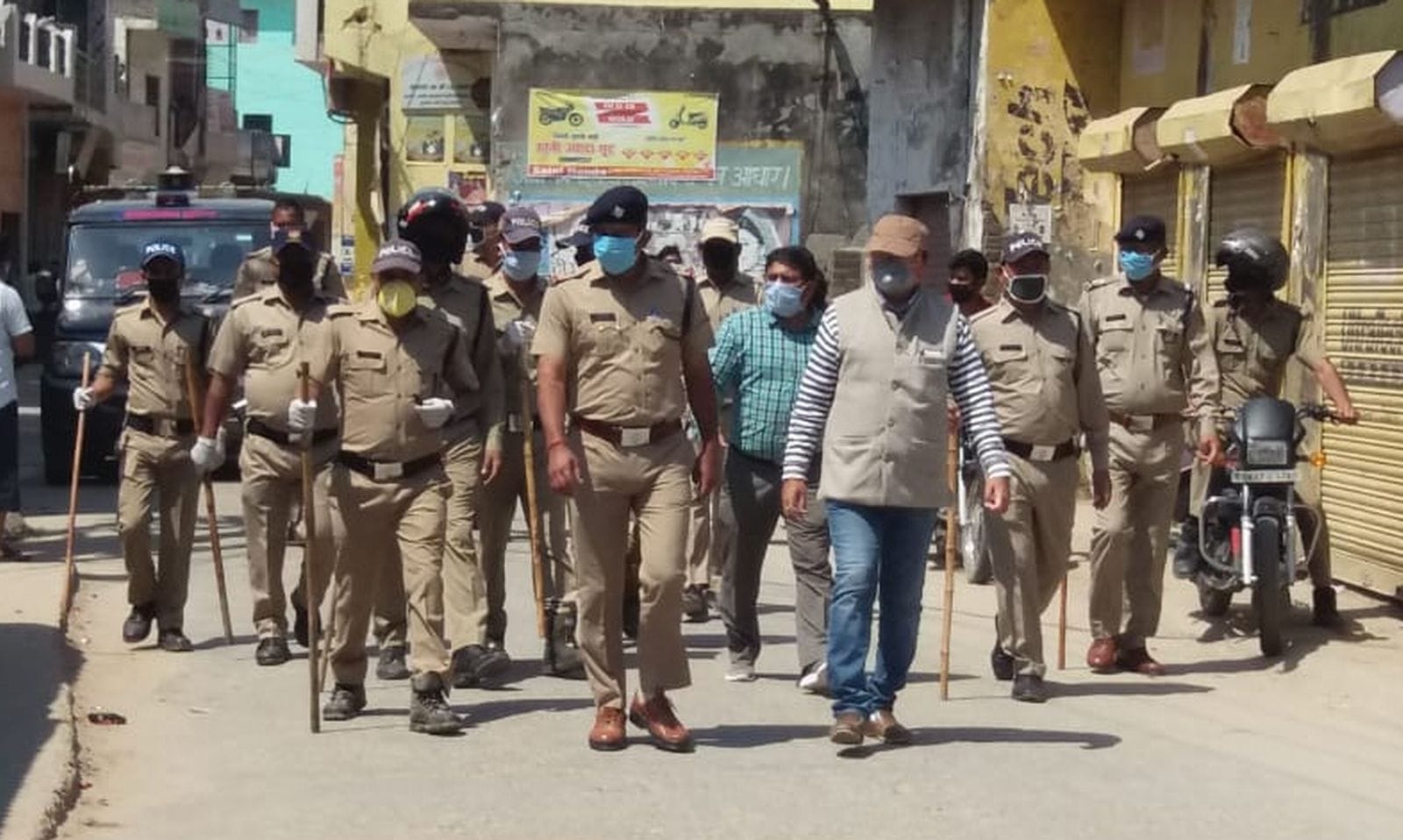भगवानपुर में लॉकडाउन के दौरान बाजार बंद करवाते पुलिस व प्रशासनिक टीम। भगवानपुर में लॉकडाउन के दौरान बाजार बंद करवाते पुलिस व प्रशासनिक टीम।