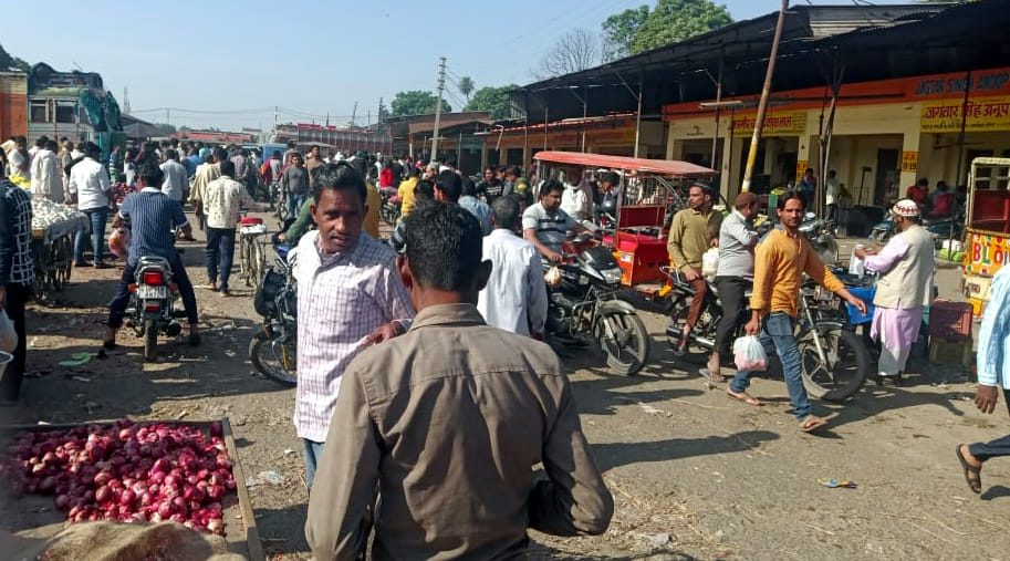 सहारनपुर में लॉकडाउन के बीच सब्जी मंडी में पहुंचे लोग। सहारनपुर में लॉकडाउन के बीच सब्जी मंडी में पहुंचे लोग।