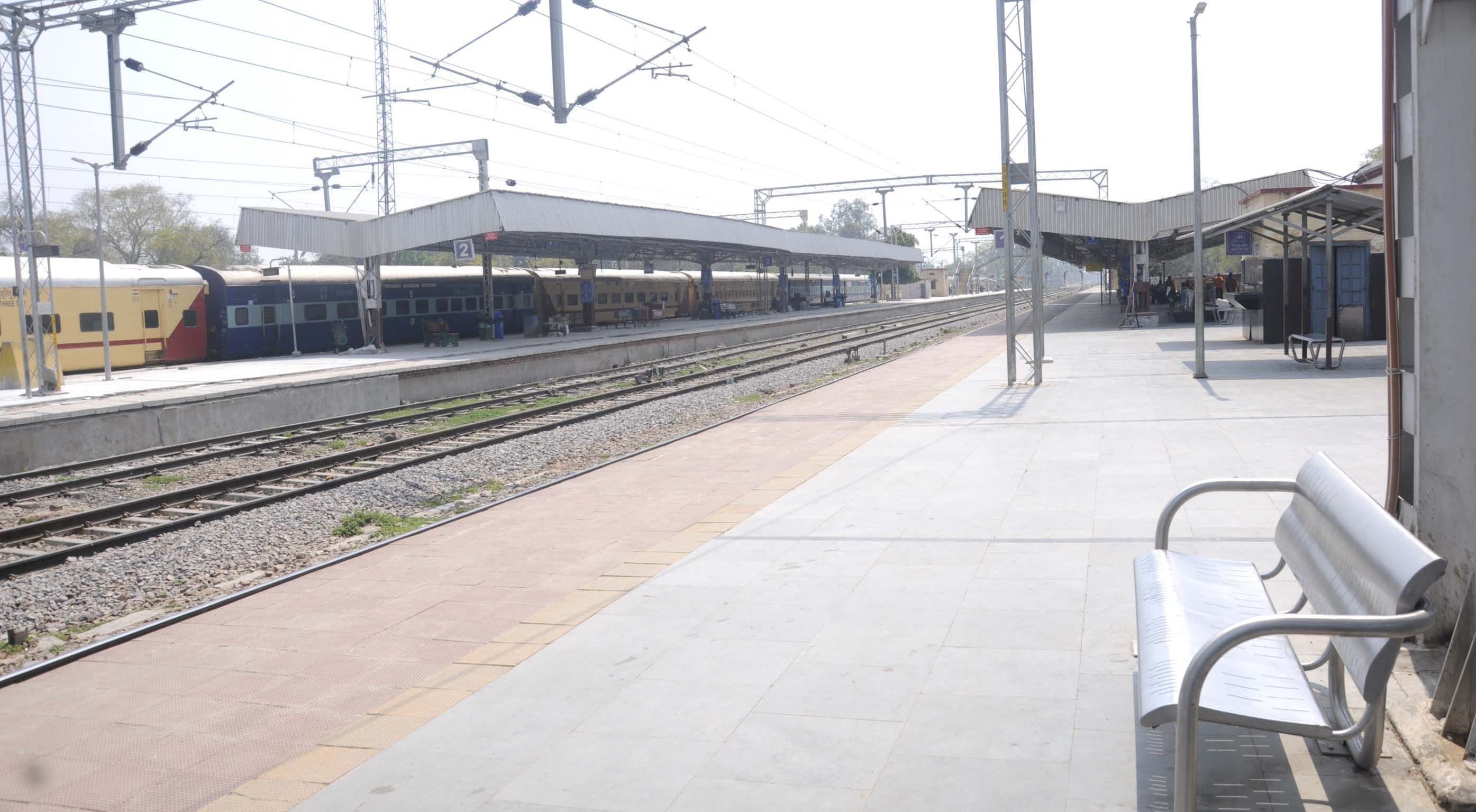 Silent silence at the station, no visible passengers, vendors left home and left work Silent silence at the station, no visible passengers, vendors left home and left work