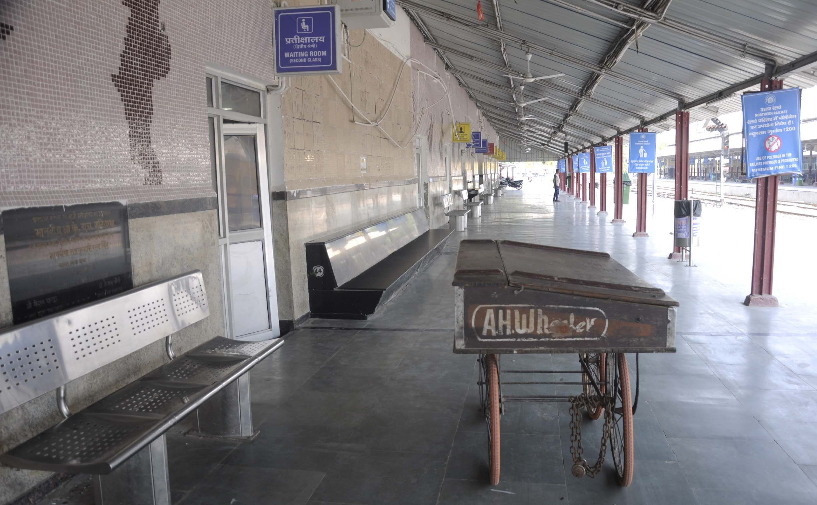 Silent silence at the station, no visible passengers, vendors left home and left work Silent silence at the station, no visible passengers, vendors left home and left work